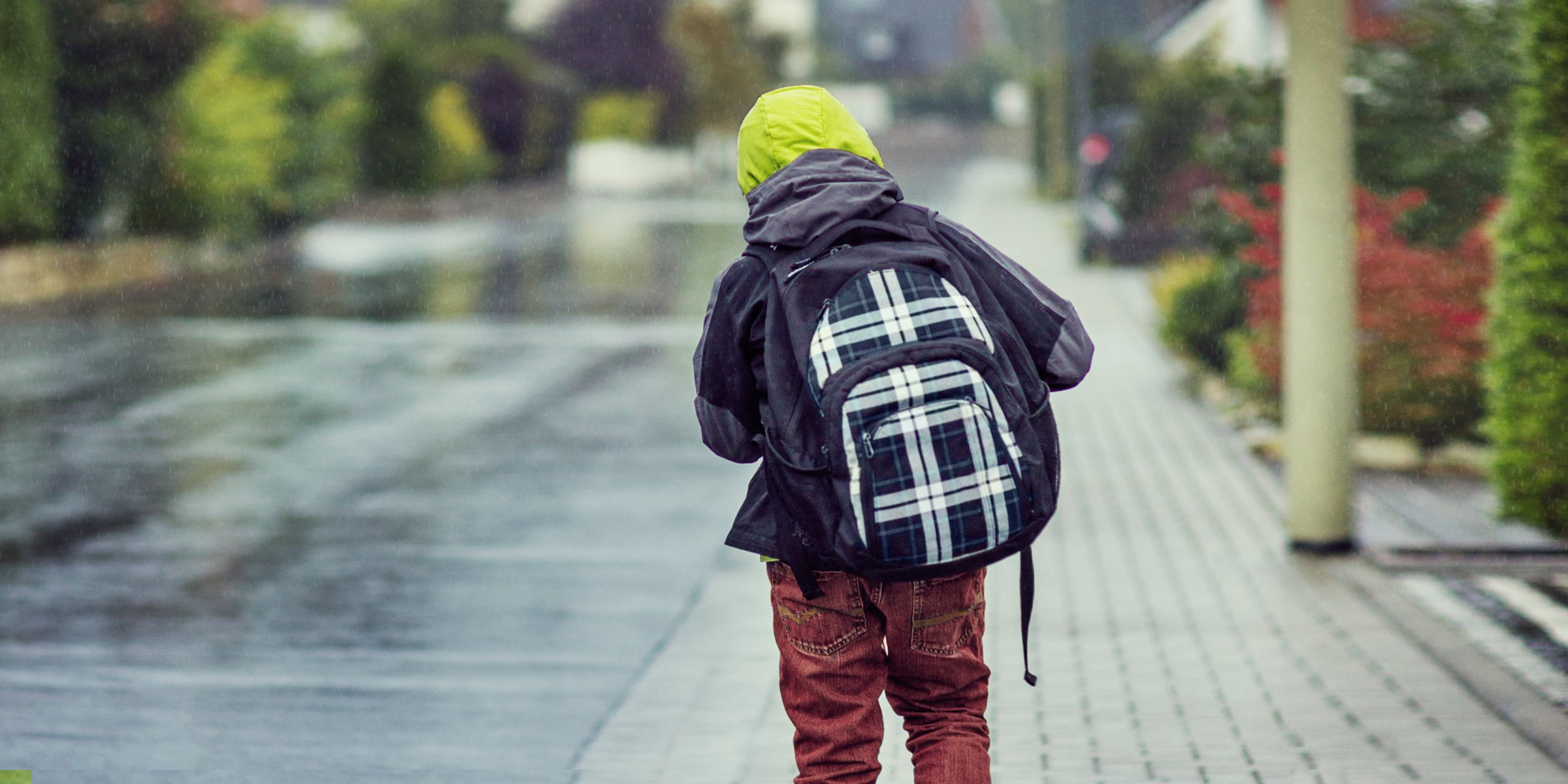 Niño caminando solo por una calle | Fuente: Getty Images