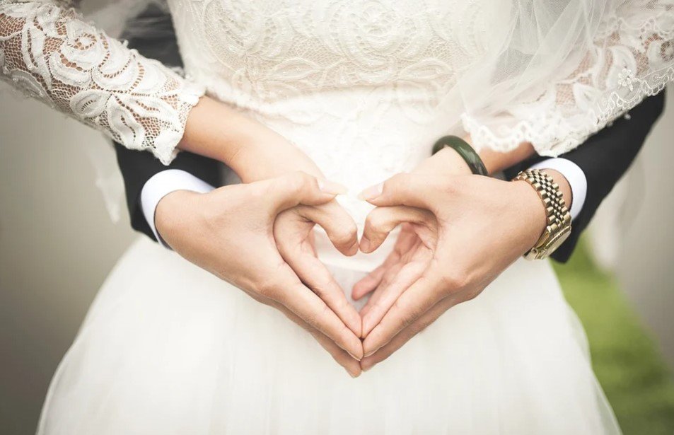 Novios casándose. | Foto: Pixabay
