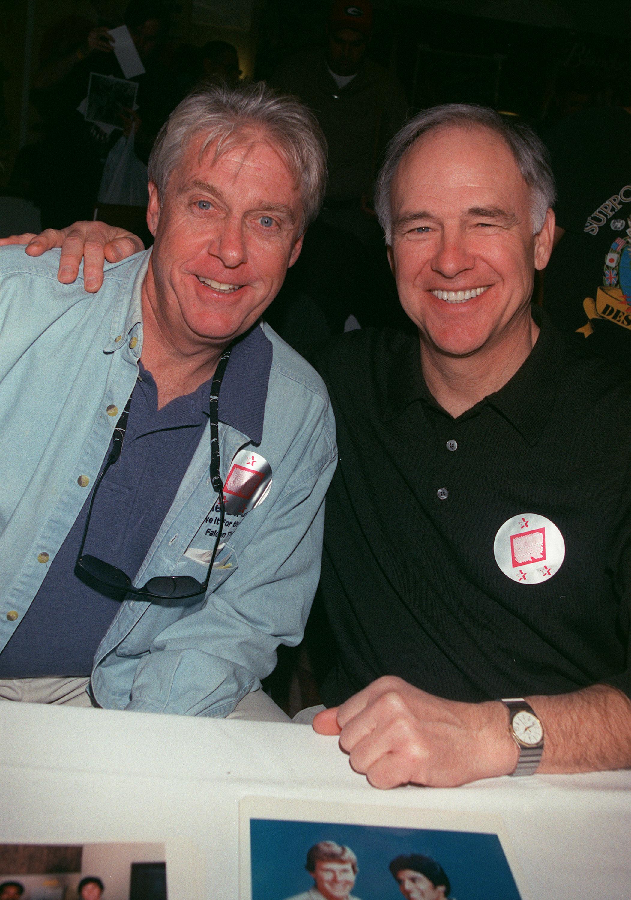 Paul Linke y Robert Pine en el Hollywood Collectors and Celebrity Show el 20 de enero de 2001, en North Hollywood, California | Fuente: Getty Images