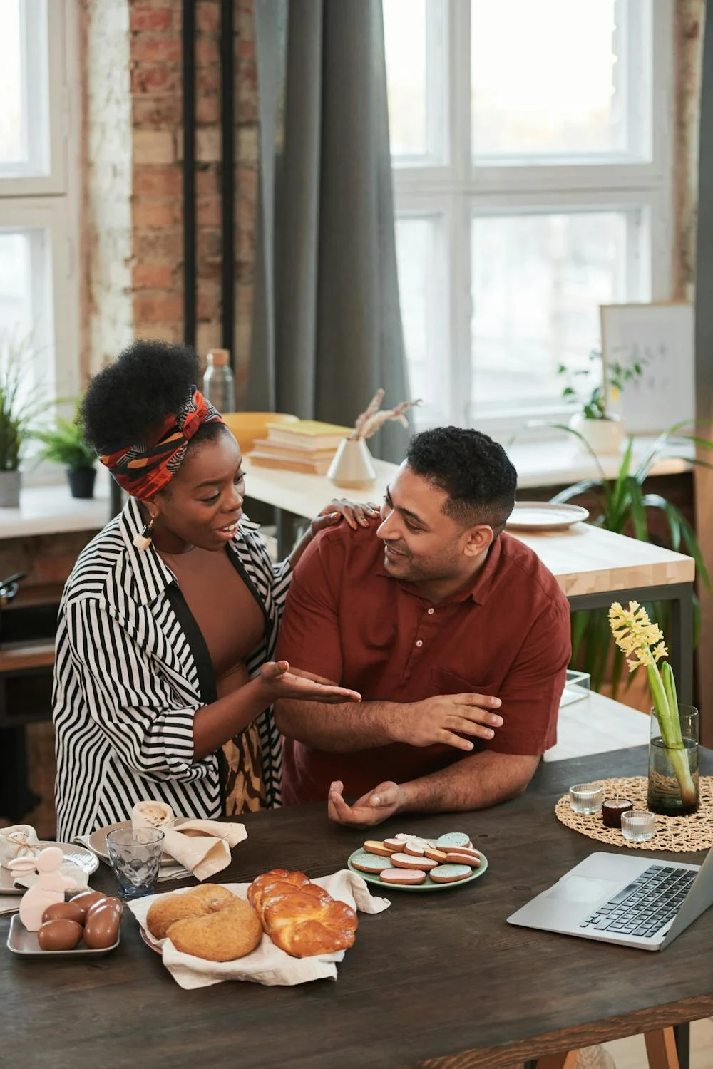 Un hombre sonriente hablando con su esposa | Fuente: Pexels