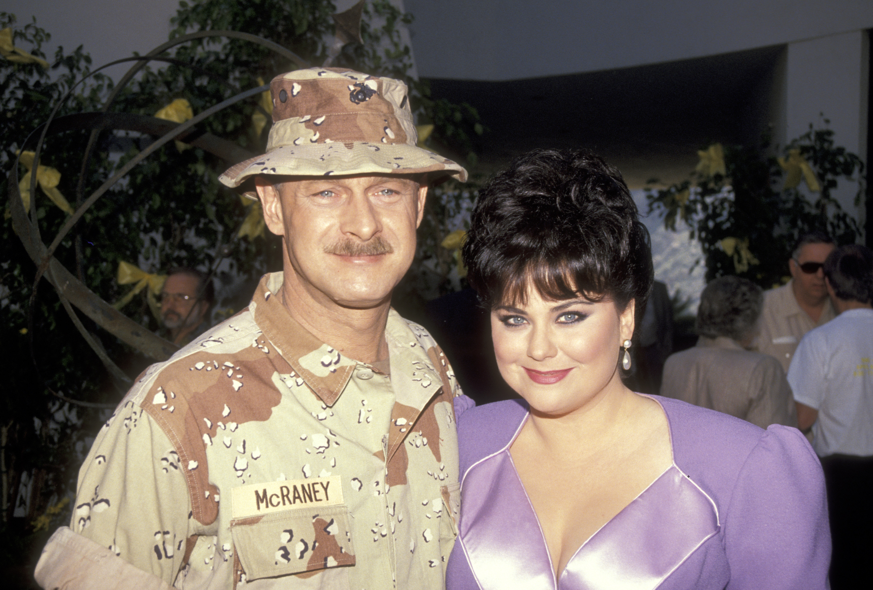 El actor y la actriz en la grabación del especial de televisión de Bob Hope "Bob Hope's Yellow Ribbon Party", el 31 de marzo de 1991, en Palm Springs, California. | Fuente: Getty Images