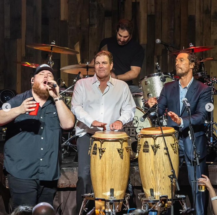 Luke Combs y Matthew McConaughey cantando en el escenario con una banda, en una foto compartida en Instagram en abril de 2024 | Fuente: Instagram/officiallymcconaughey