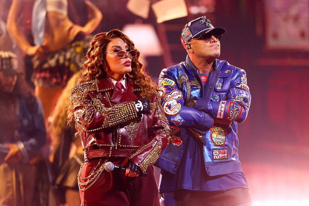 Ivy Queen y Wisin actúan en el escenario durante los Billboard Latin Music Awards de 2026, celebrados en el James L. Knight Center el 22 de octubre de 2026 en Miami, Florida. | Fuente: Getty Images