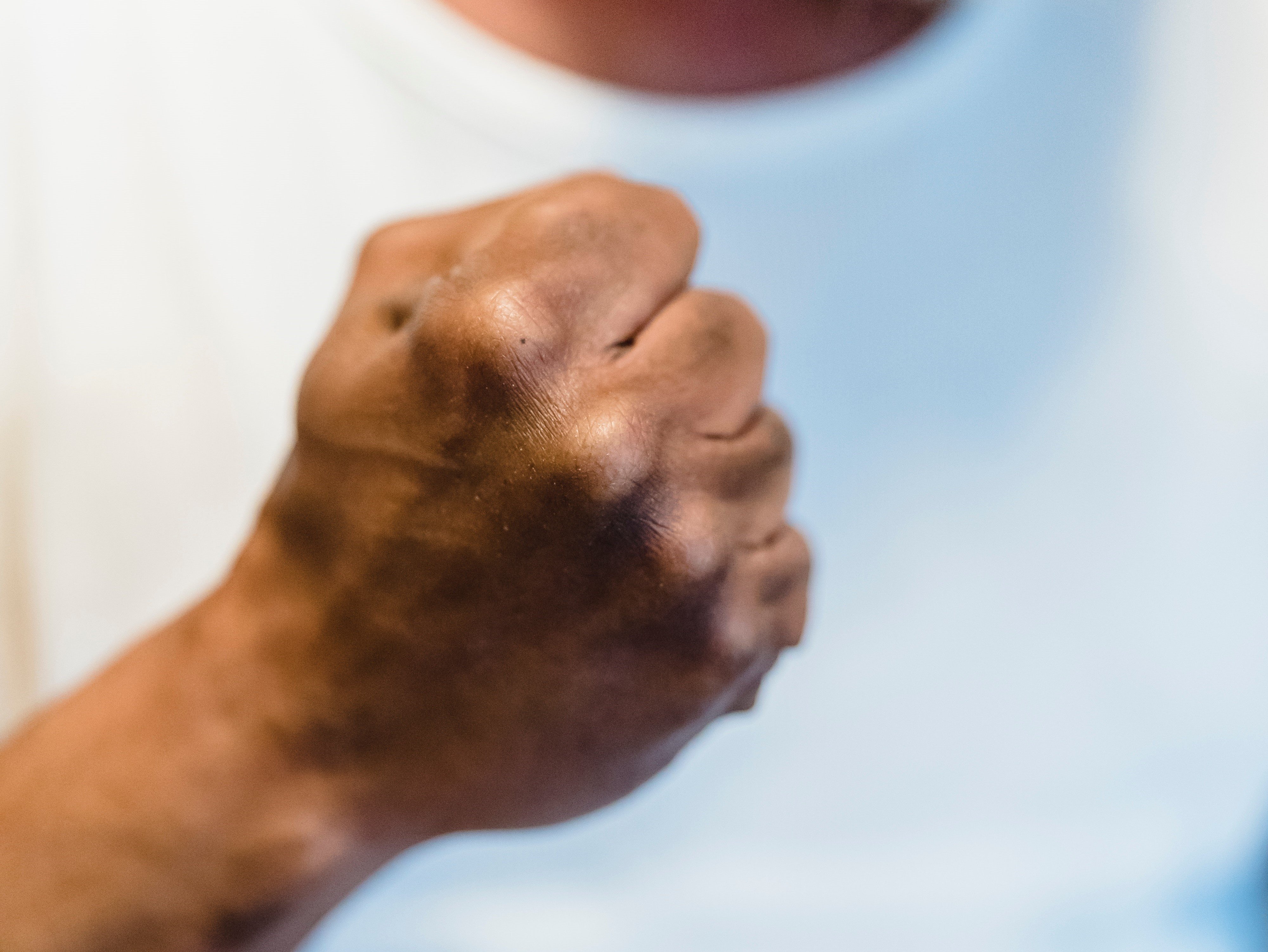 Hombre con el puño cerrado. | Foto: Pexels