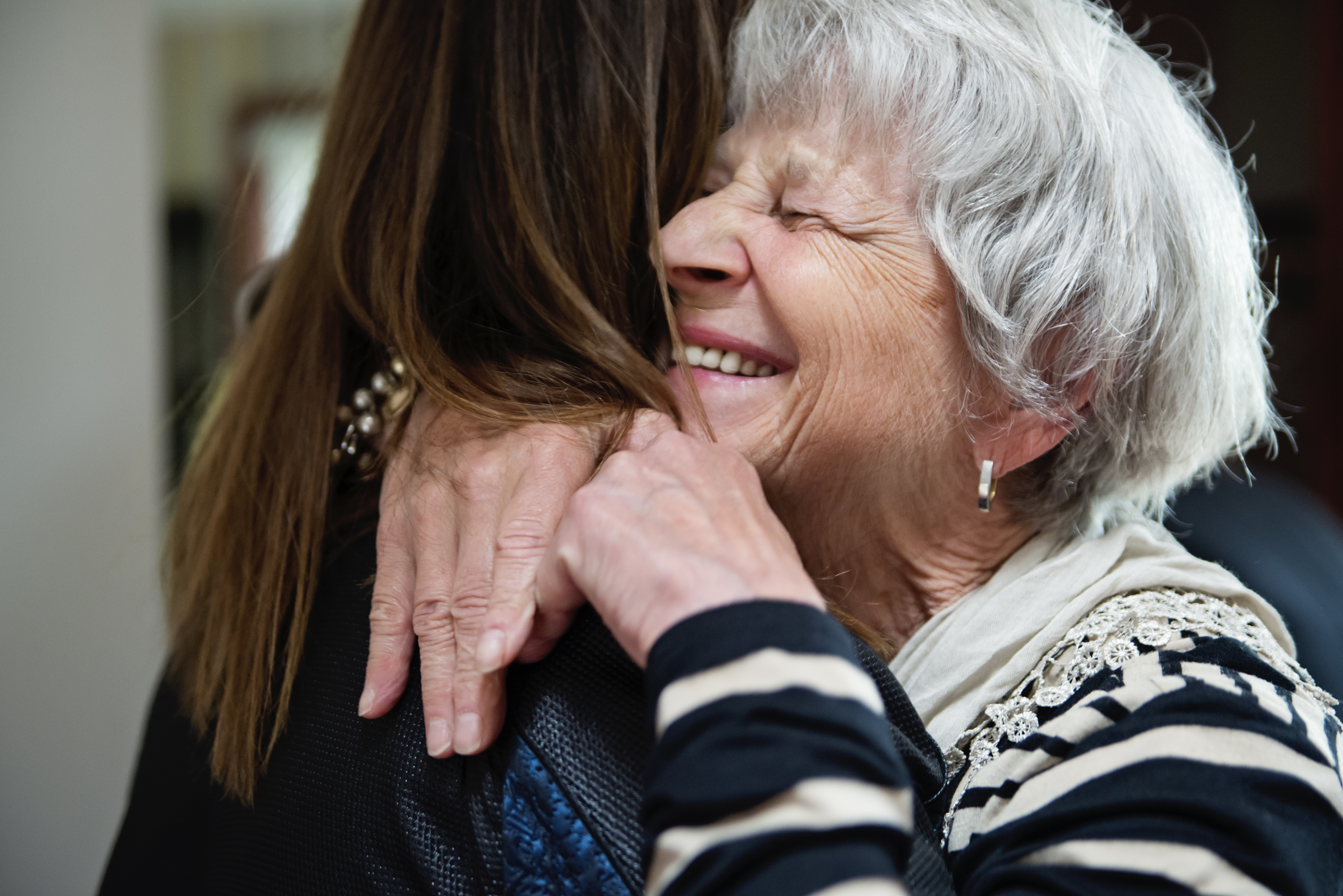 Una abuela mayor abrazando a su nieta | Fuente: Getty Images