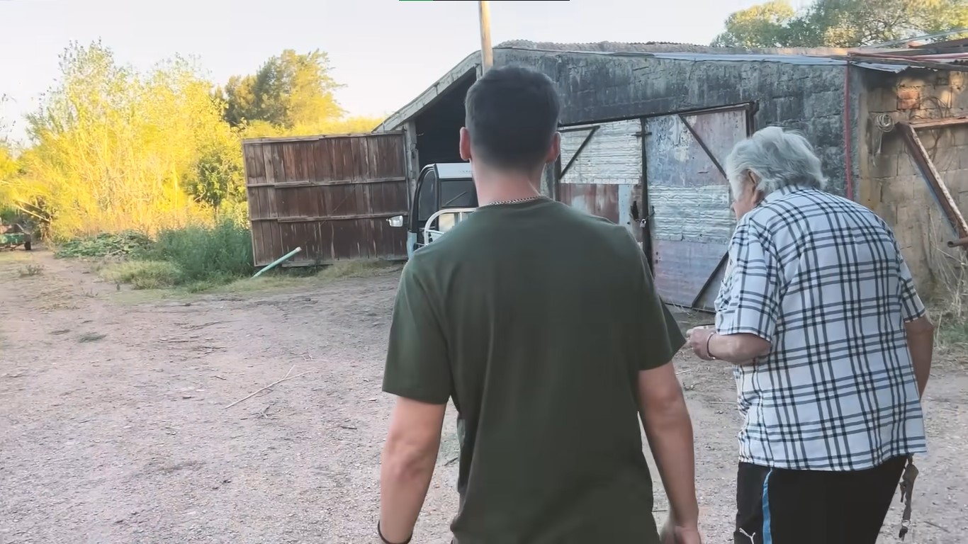 José Mujica entrevistado en 2023 en su chacra. | YouTube/Joaco Santos