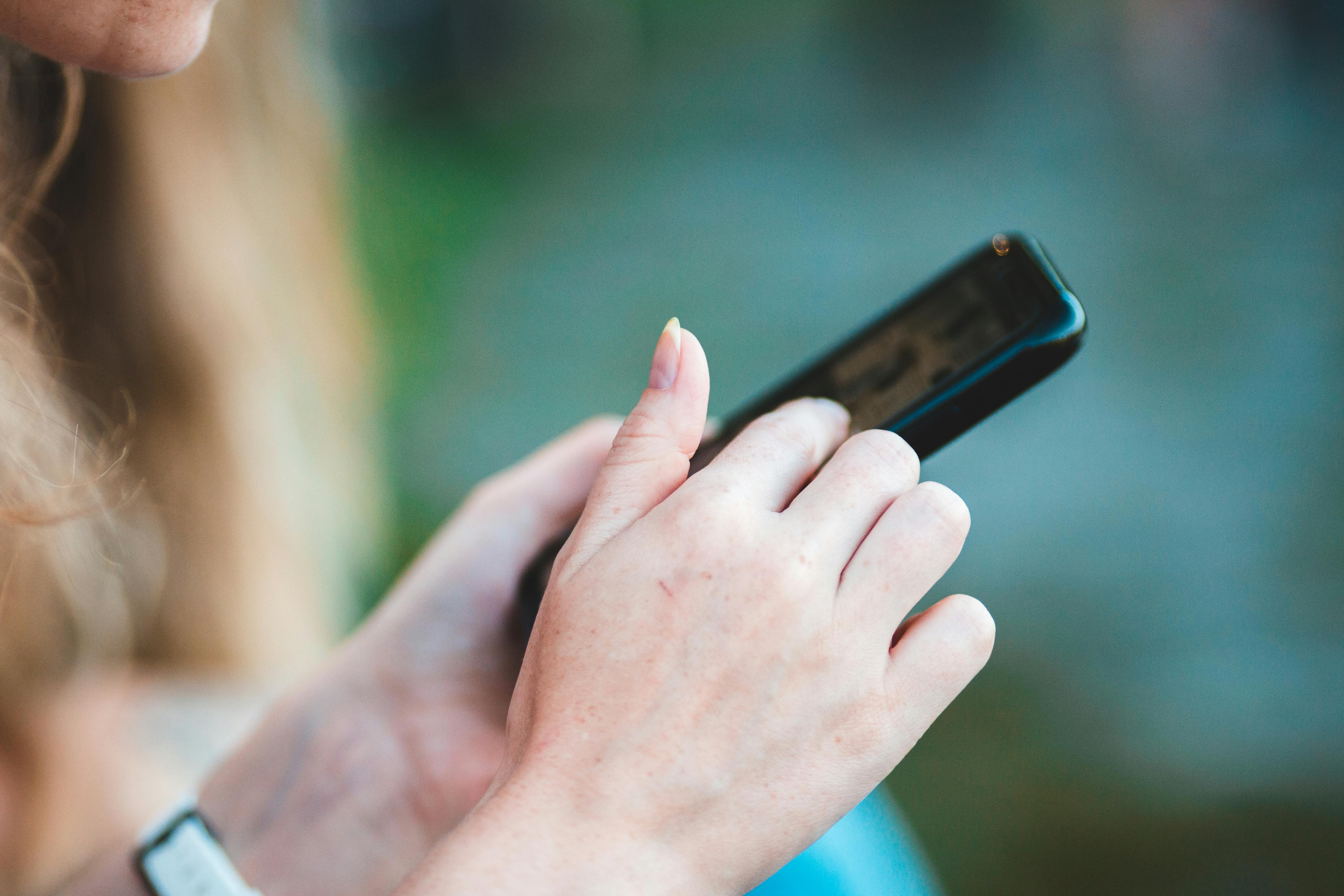 Una mujer tecleando en su teléfono | Fuente: Pexels