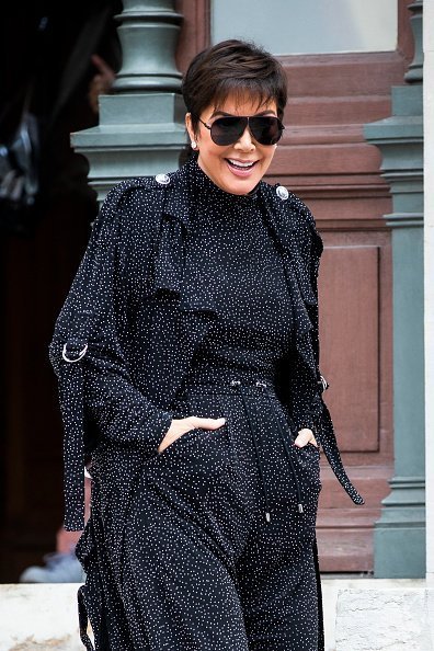 Kris Jenner caminando con su novio.│Foto: Getty