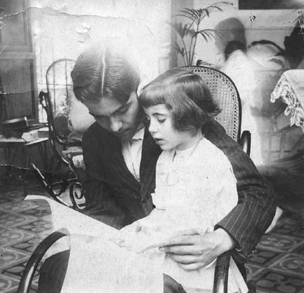 Federico García Lorca con su hermana Isabel en Granada, 1914.| Fuente: Wikipedia