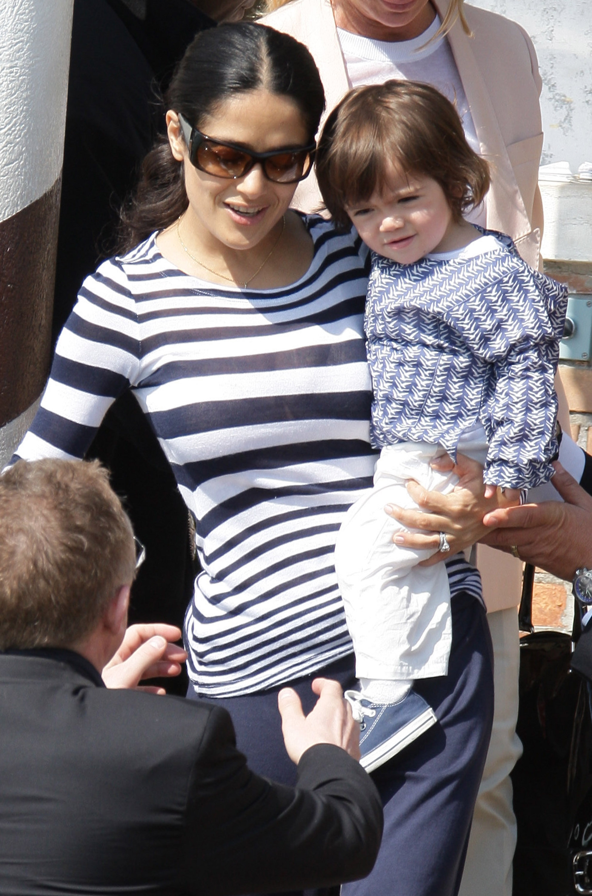 Francois-Henri Pinault, Salma Hayek y su hija Valentina Paloma Pinault salen del hotel Cipriani el 25 de abril de 2009 en Venecia, Italia.