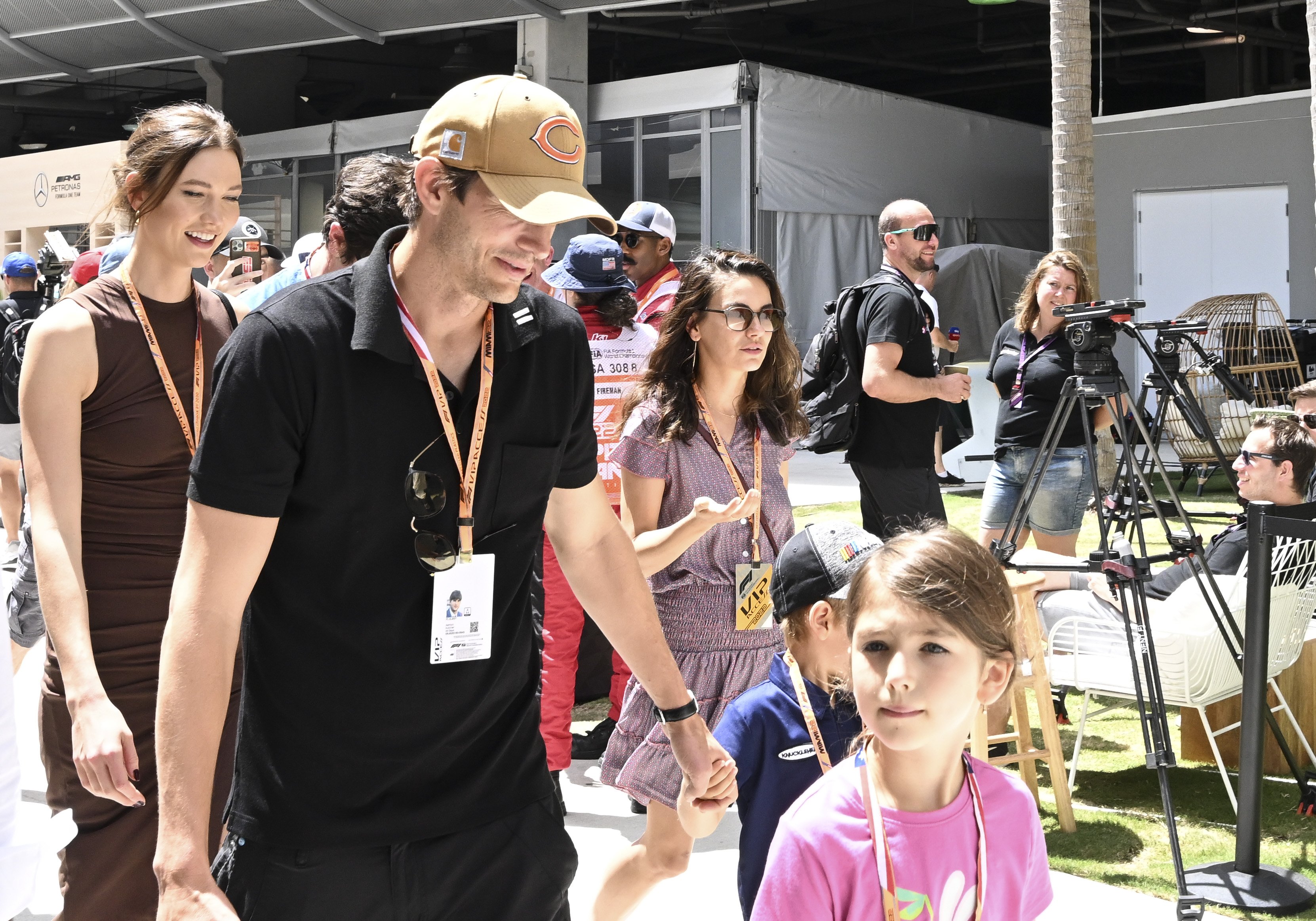 Ashton Kutcher con sus hijos Wyatt y Dimitri en Miami en 2022 | Fuente: Getty Images