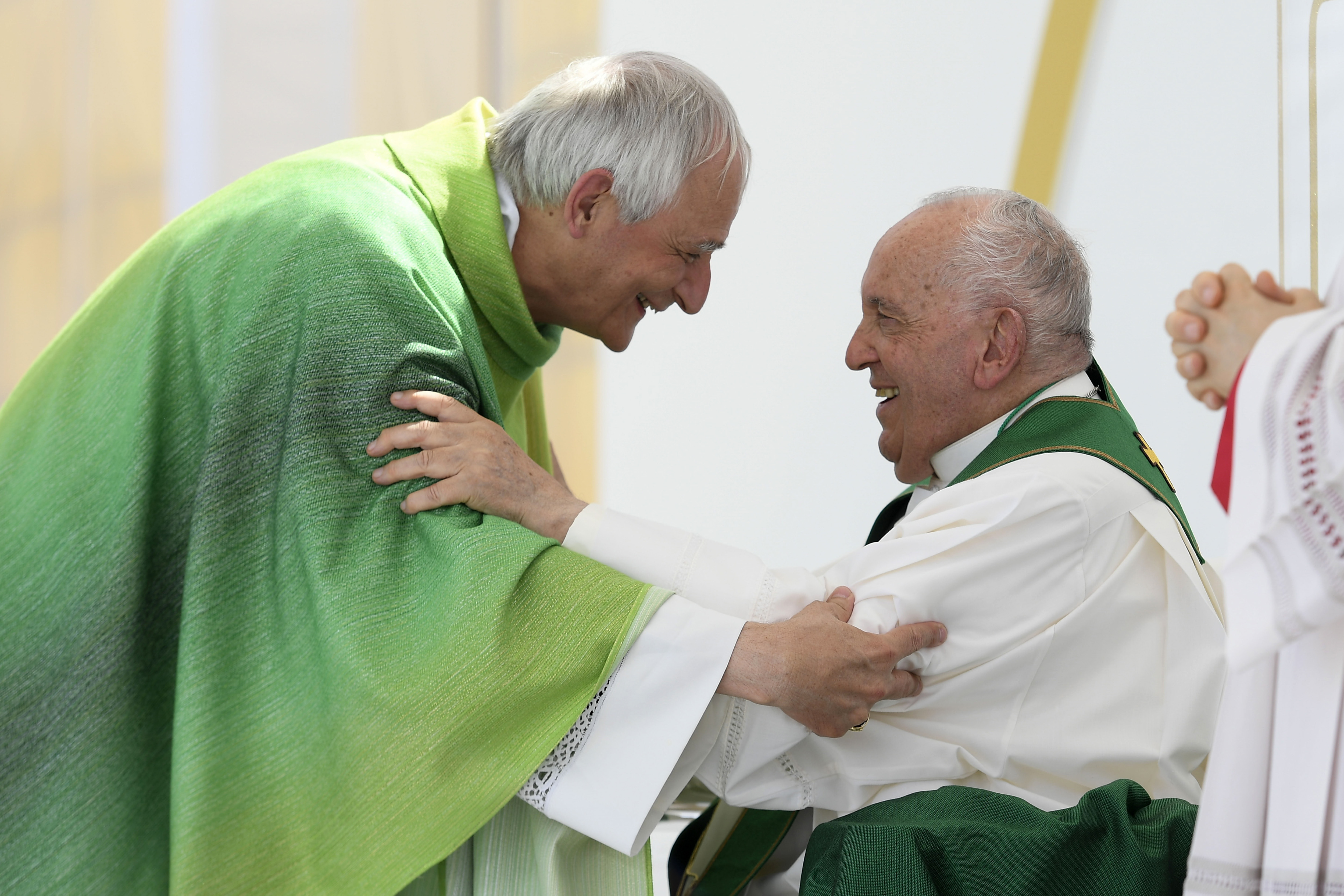 El papa Francisco saluda al Cardenal Matteo Maria Zuppi durante la Misa de clausura de la 50ª Semana Social Católica Italiana, el 7 de julio de 2024, en Trieste, Italia. | Fuente: Getty Images