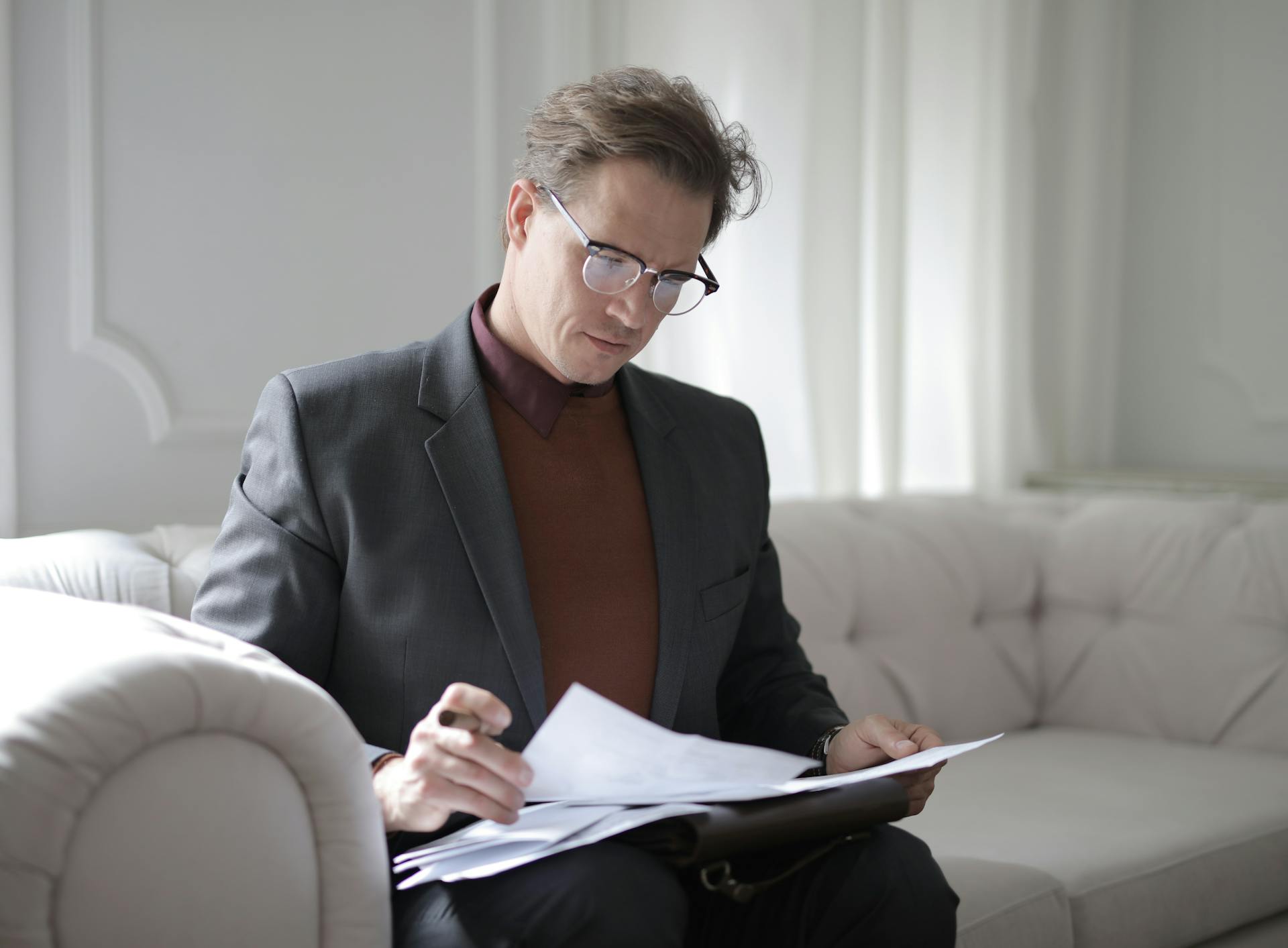 Hombre revisando documentos | Foto: Pexels