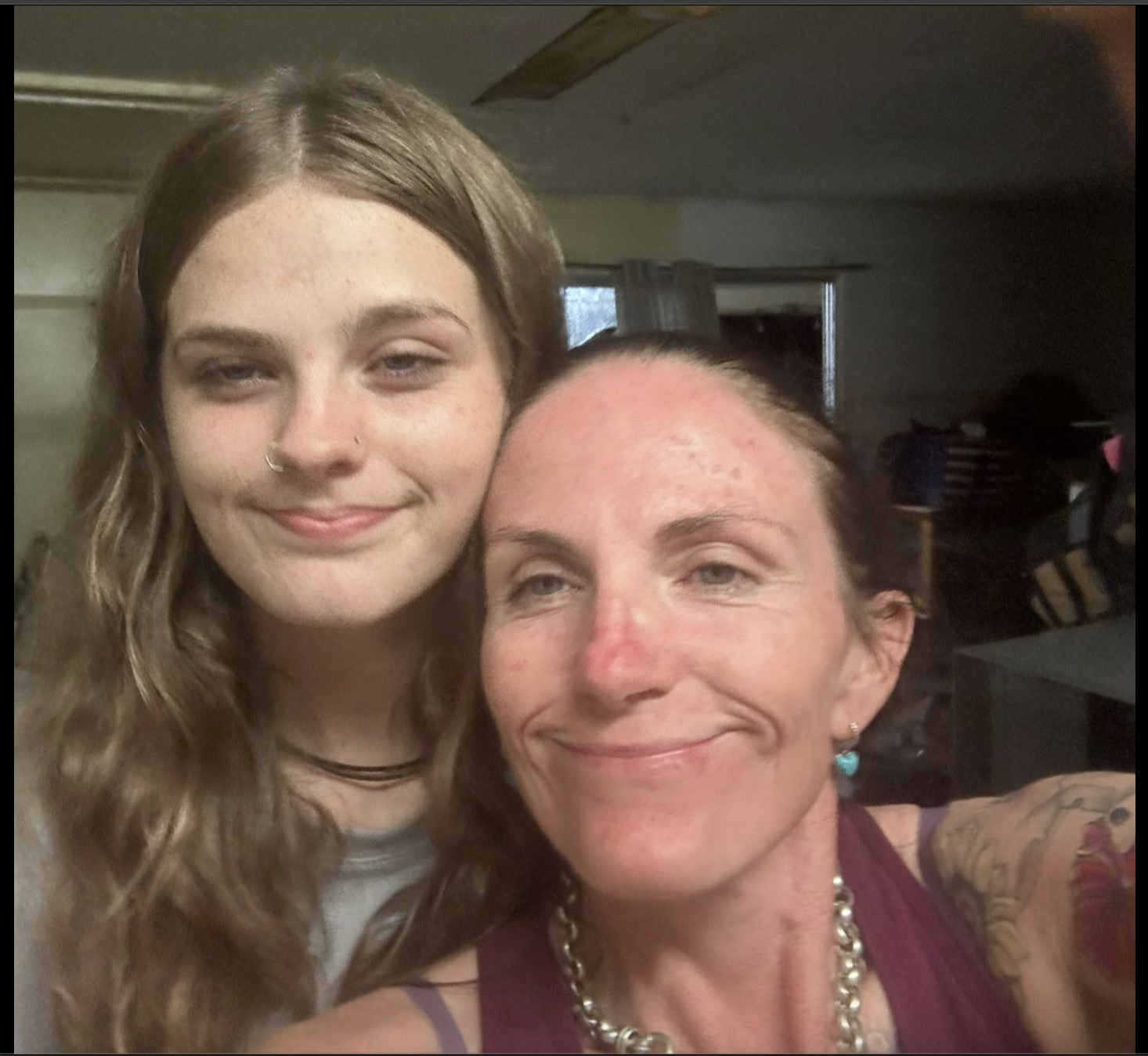 Pheobe Bishop aparece con su madre, Kylie Johnson, en una foto fechada el 18 de mayo de 2025 | Fuente: Facebook/kyliezbishop