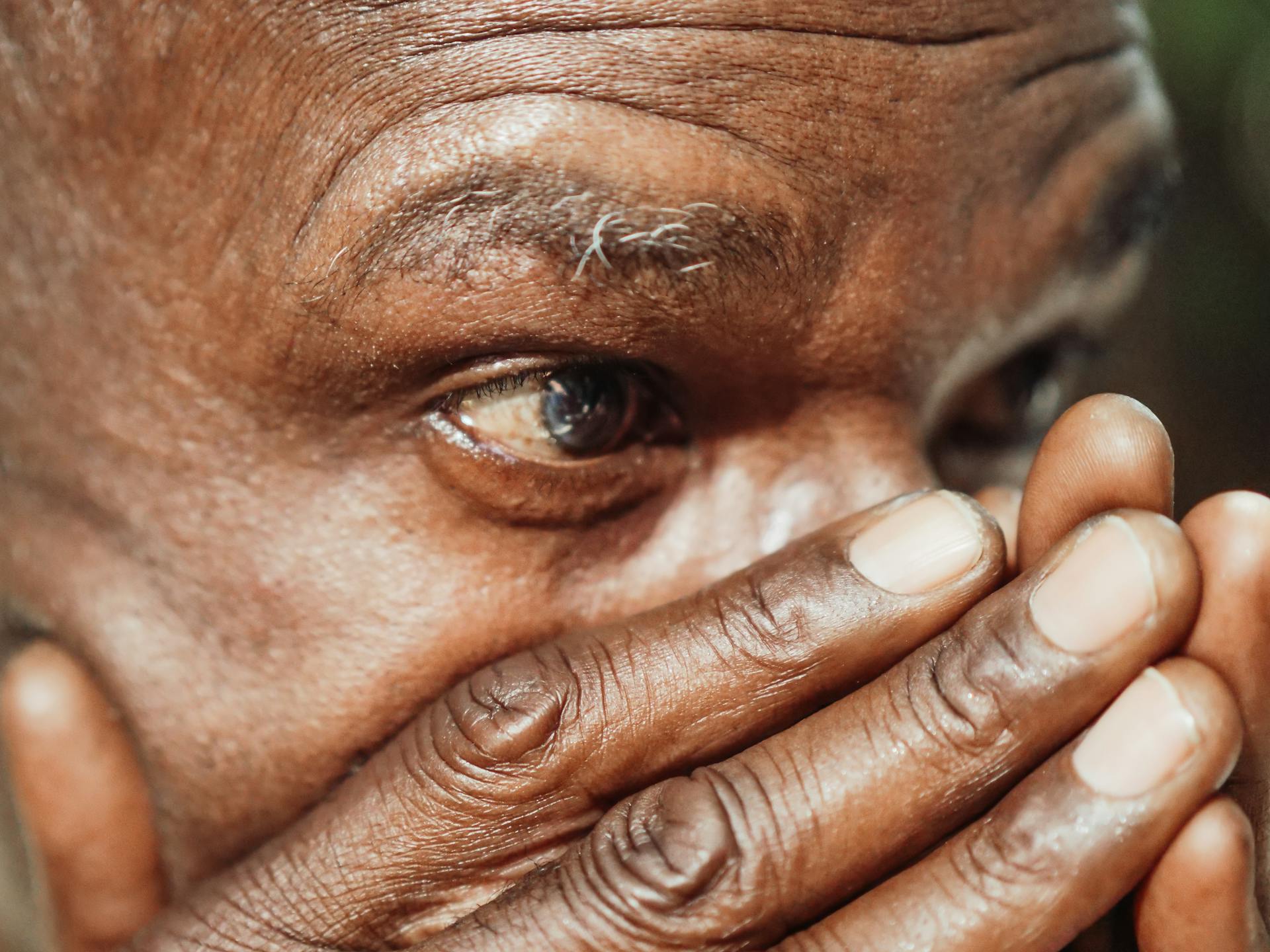 Un hombre conmocionado | Fuente: Pexels