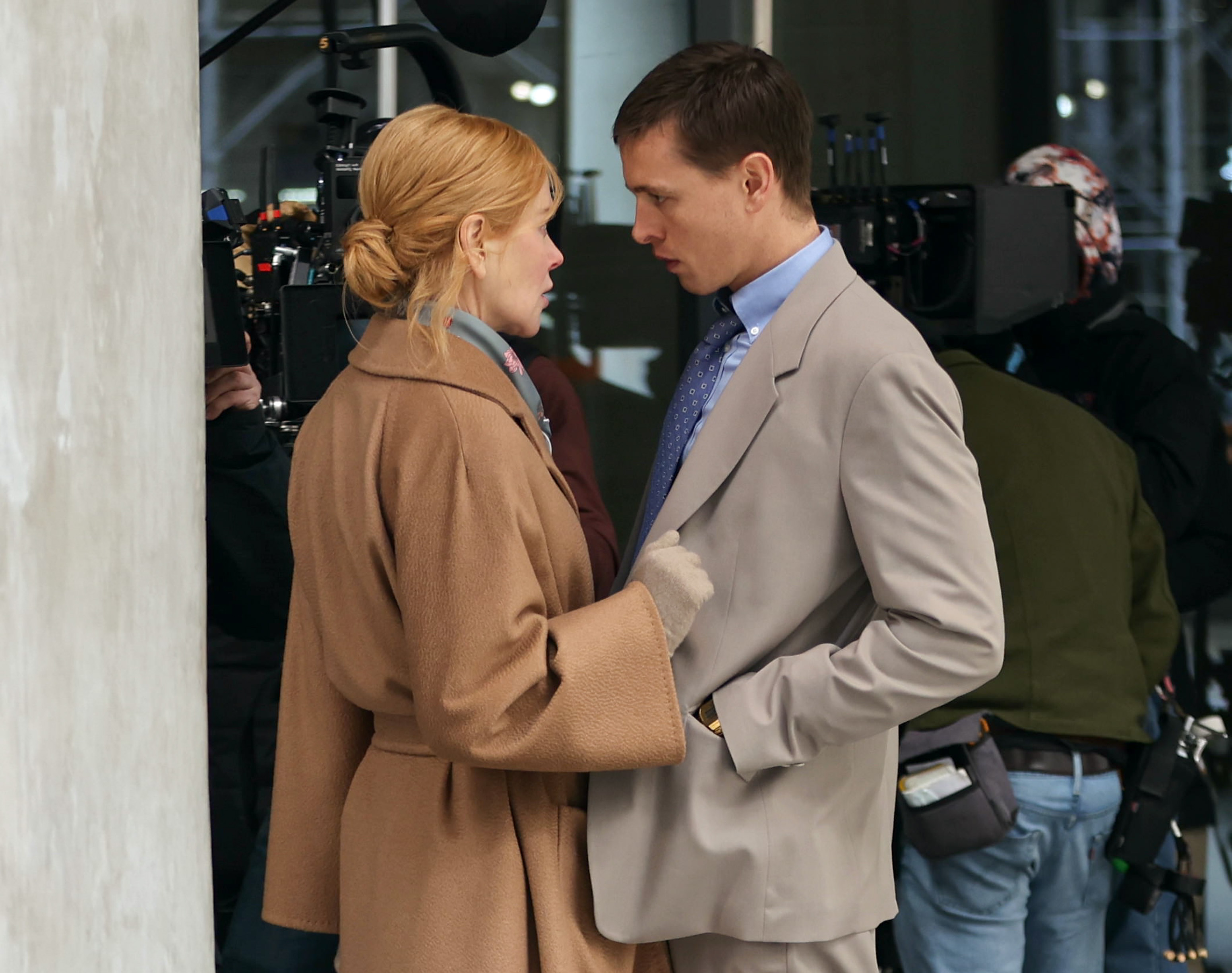 Nicole Kidman y Harris Dickinson son vistos rodando en el set de rodaje de la película "Babygirl" el 11 de diciembre de 2023, en Nueva York. | Fuente: Getty Images