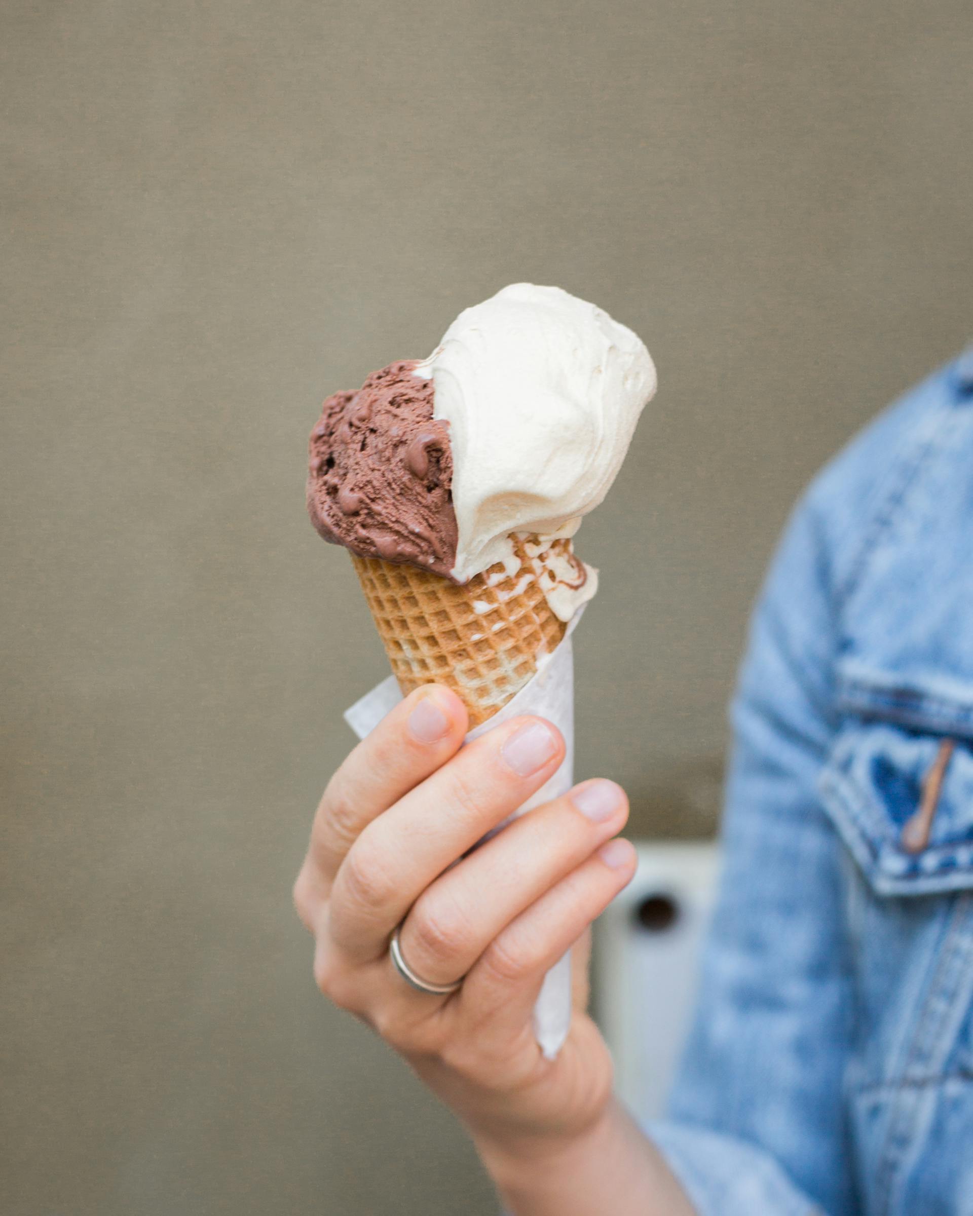 Persona sujetando un helado | Foto: Pexels