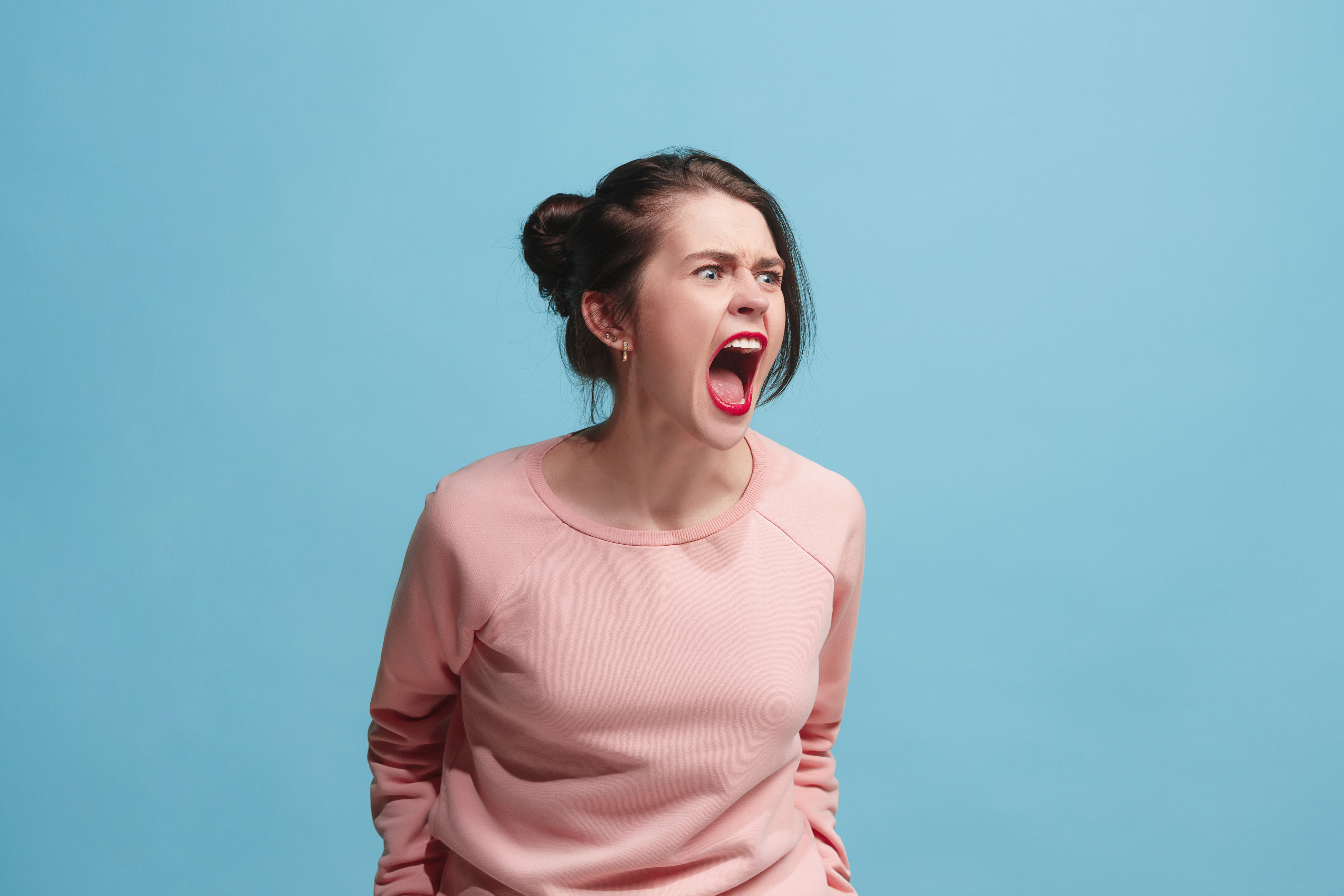 Mujer enfadada gritando | Foto: Shutterstock