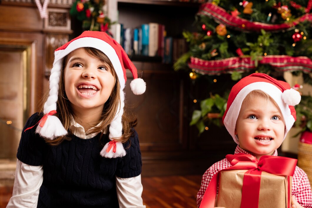 Niños felices en la mañana de Navidad | Fuente: Freepik