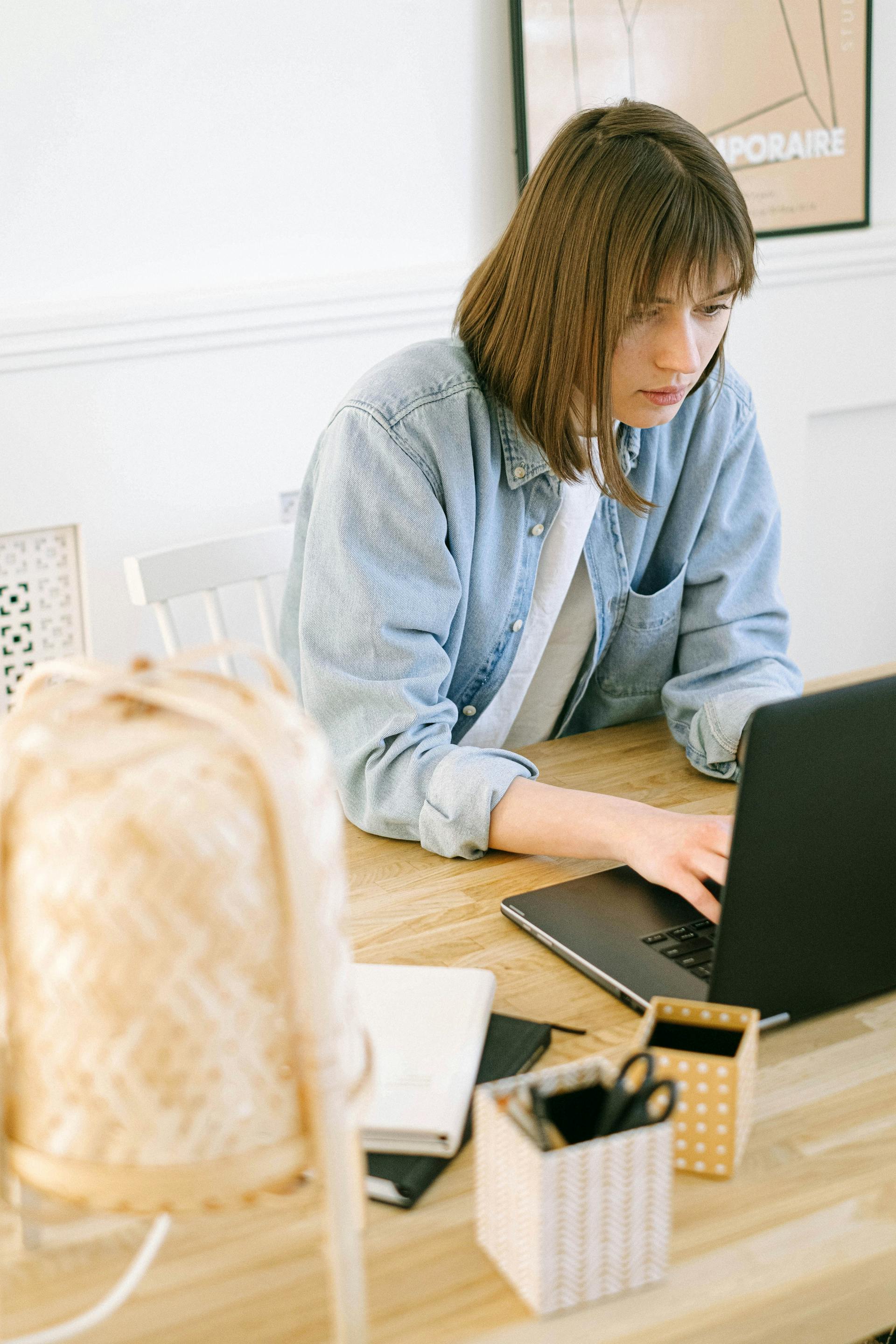 Una mujer usando su portátil | Fuente: Pexels