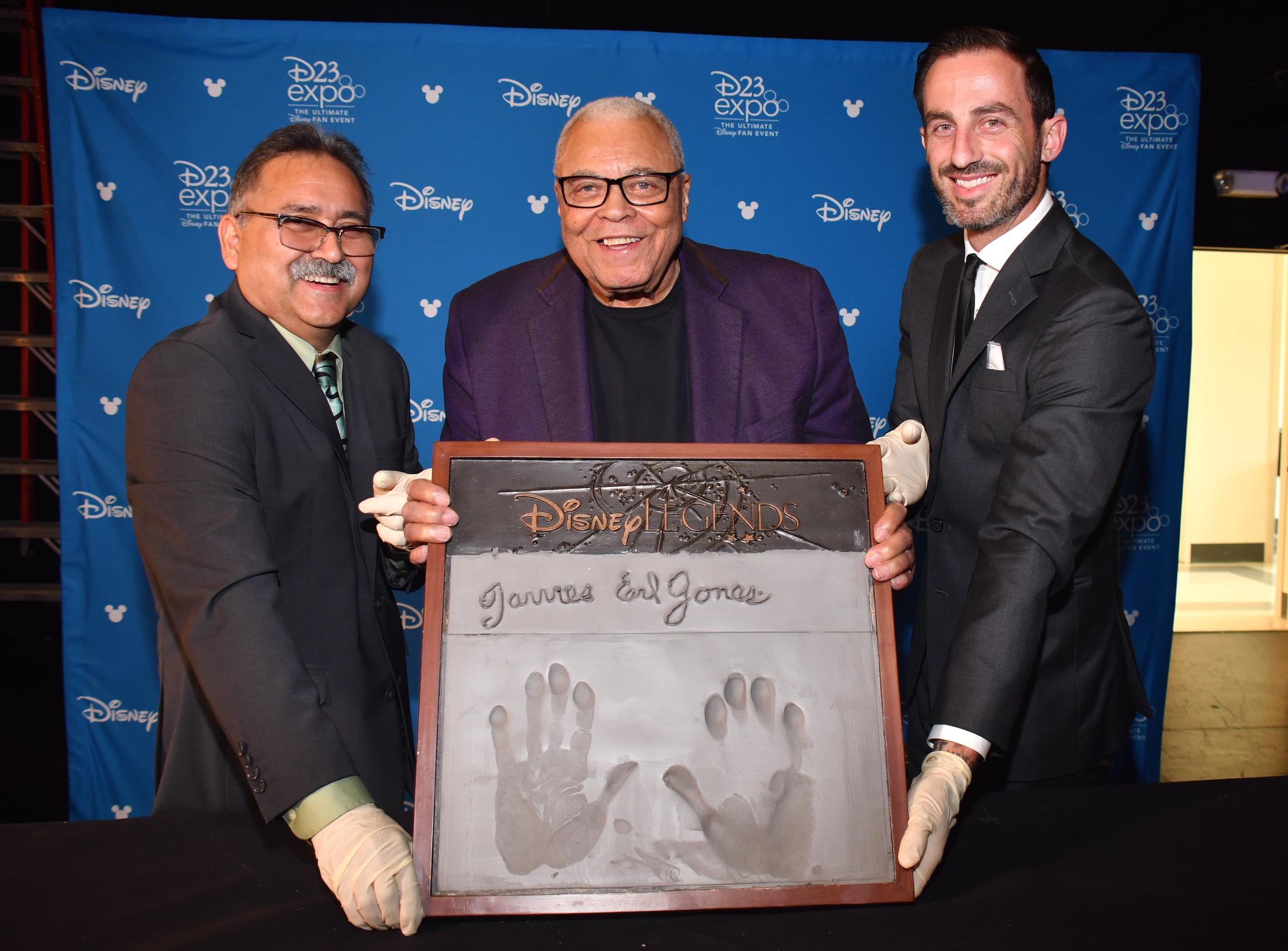 James Earl Jones muestra su placa en cemento para Disney durante un evento especial el 10 de julio de 2019, en Pawling, Nueva York | Fuente: Getty Images