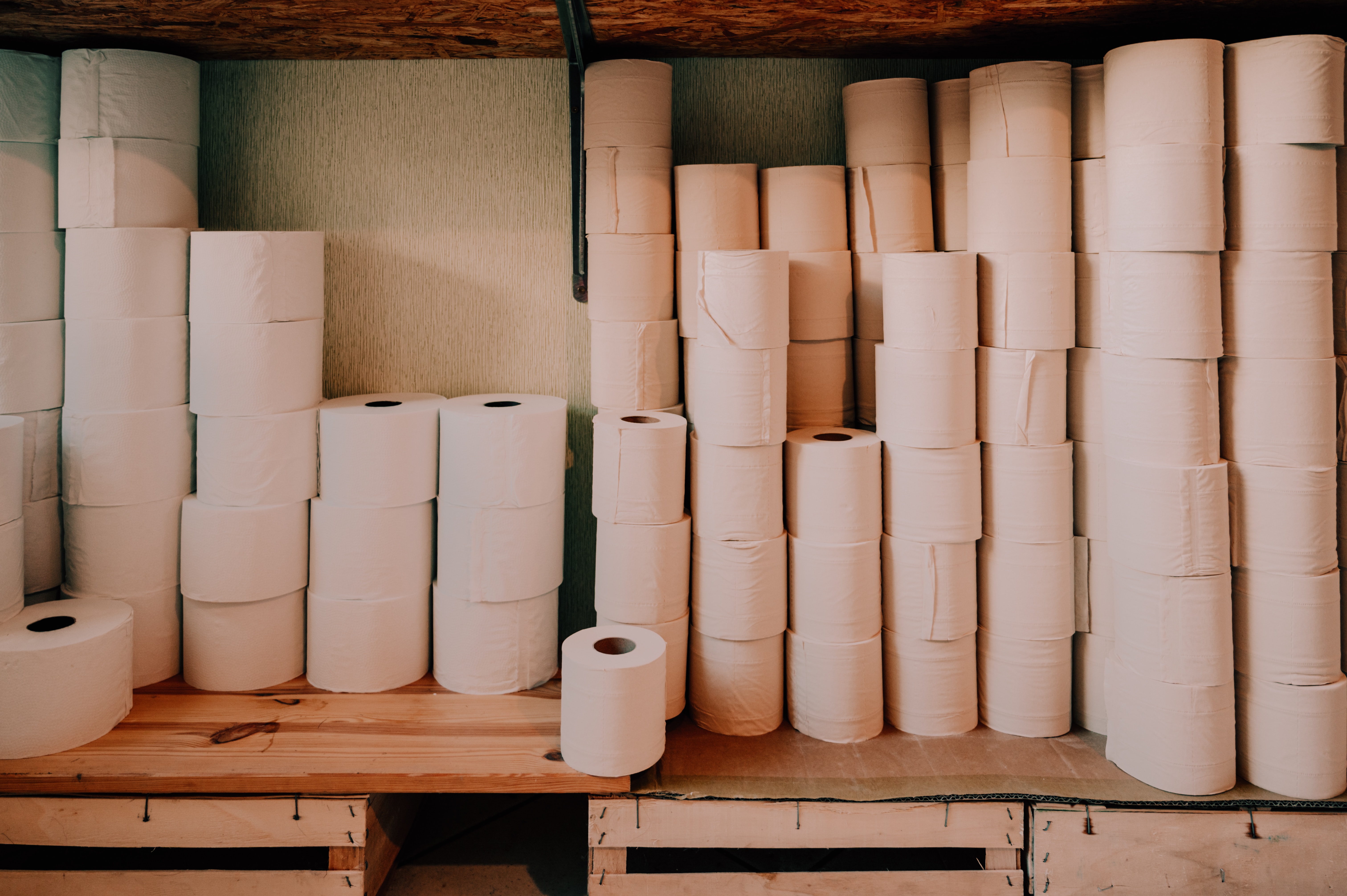 Rollos de papel de seda blanco. | Fuente: Pexels
