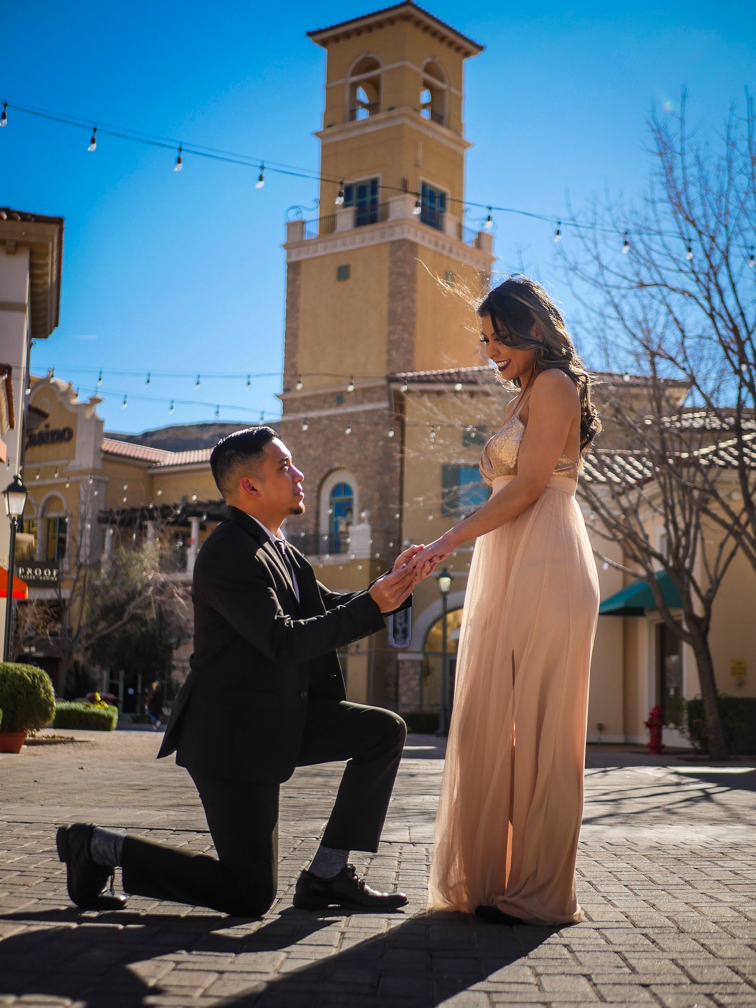 Un hombre pidiéndole matrimonio a su novia de rodillas | Foto: Pexels