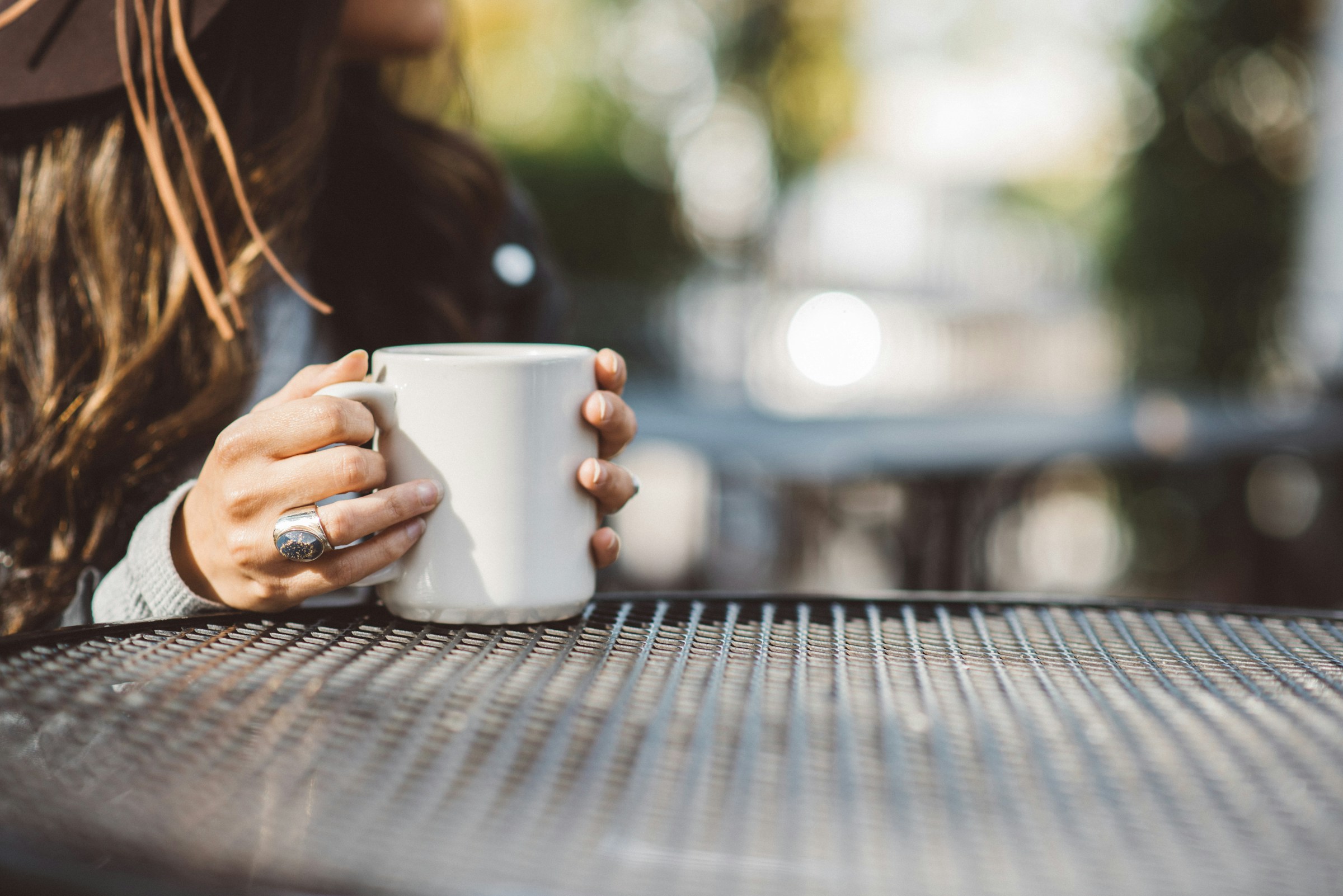 Una mujer con una taza en la mano | Fuente: Unsplash