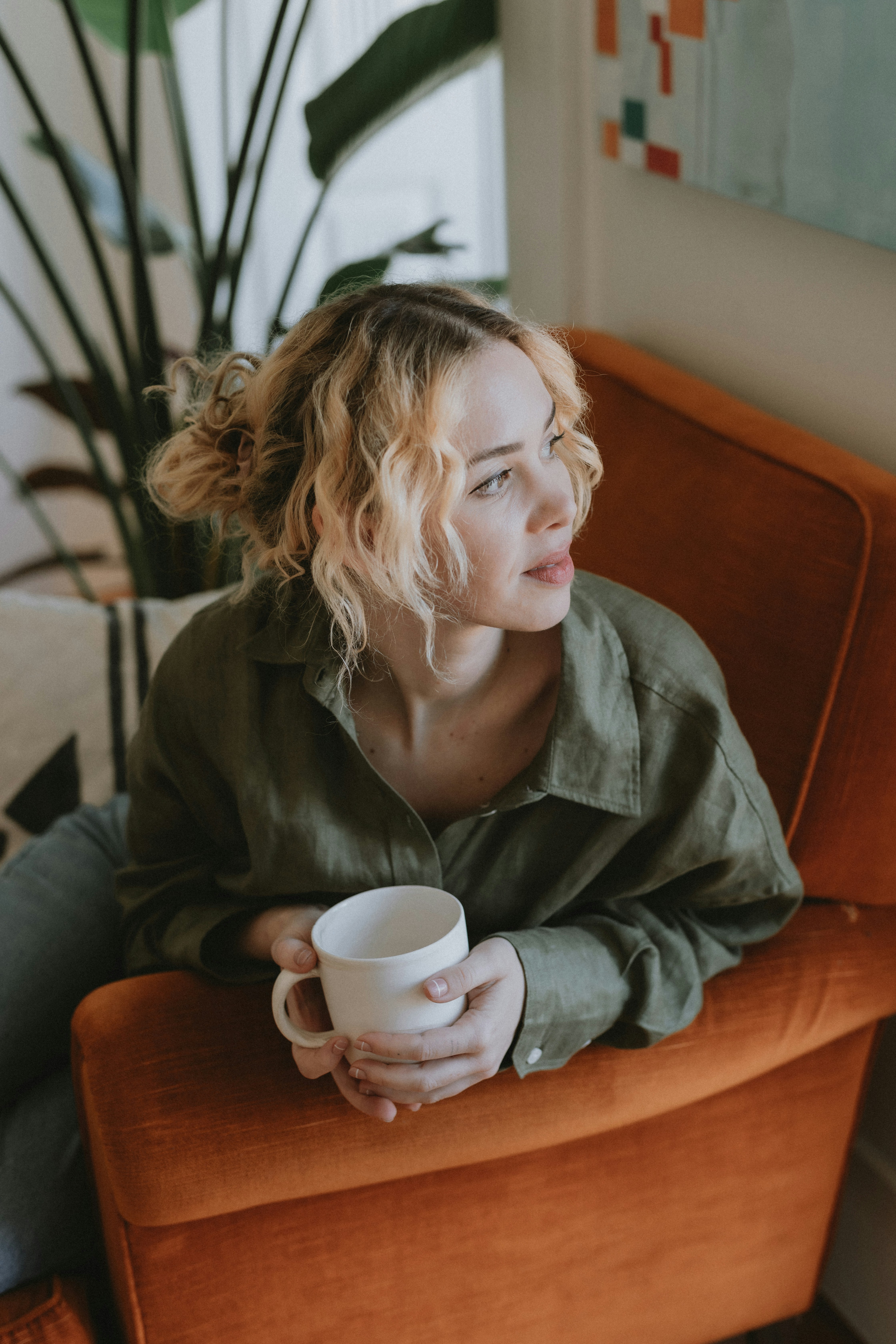 Una mujer sentada en un sofá | Fuente: Unsplash