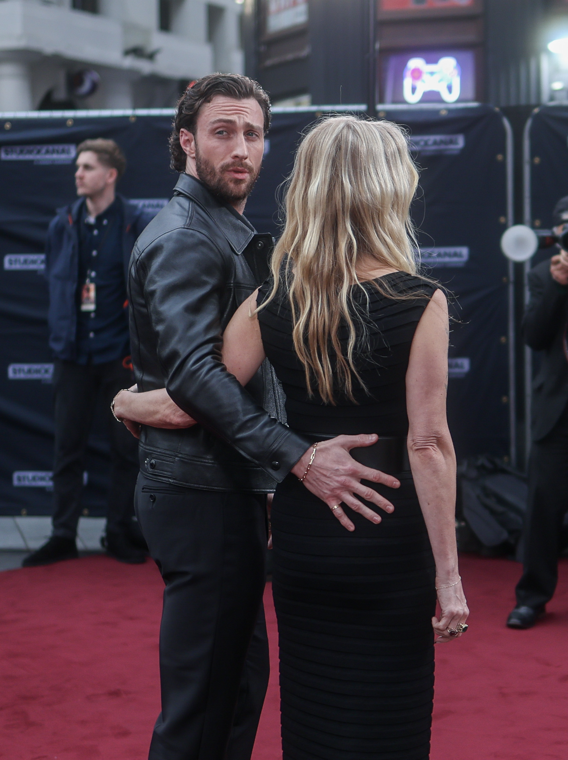 Aaron y Sam Taylor-Johnson en el estreno mundial de "Back to Black" en el Odeon Luxe Leicester Square el 8 de abril de 2024, en Londres, Inglaterra. | Fuente: Getty Images