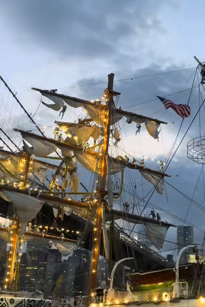 Las velas del buque mexicano, donde iban marineros haciendo su exhibición, quedaron destruidas tras el impactó contra el puente de Brooklyn. | Fuente: TikTok/Vlad Moscow.