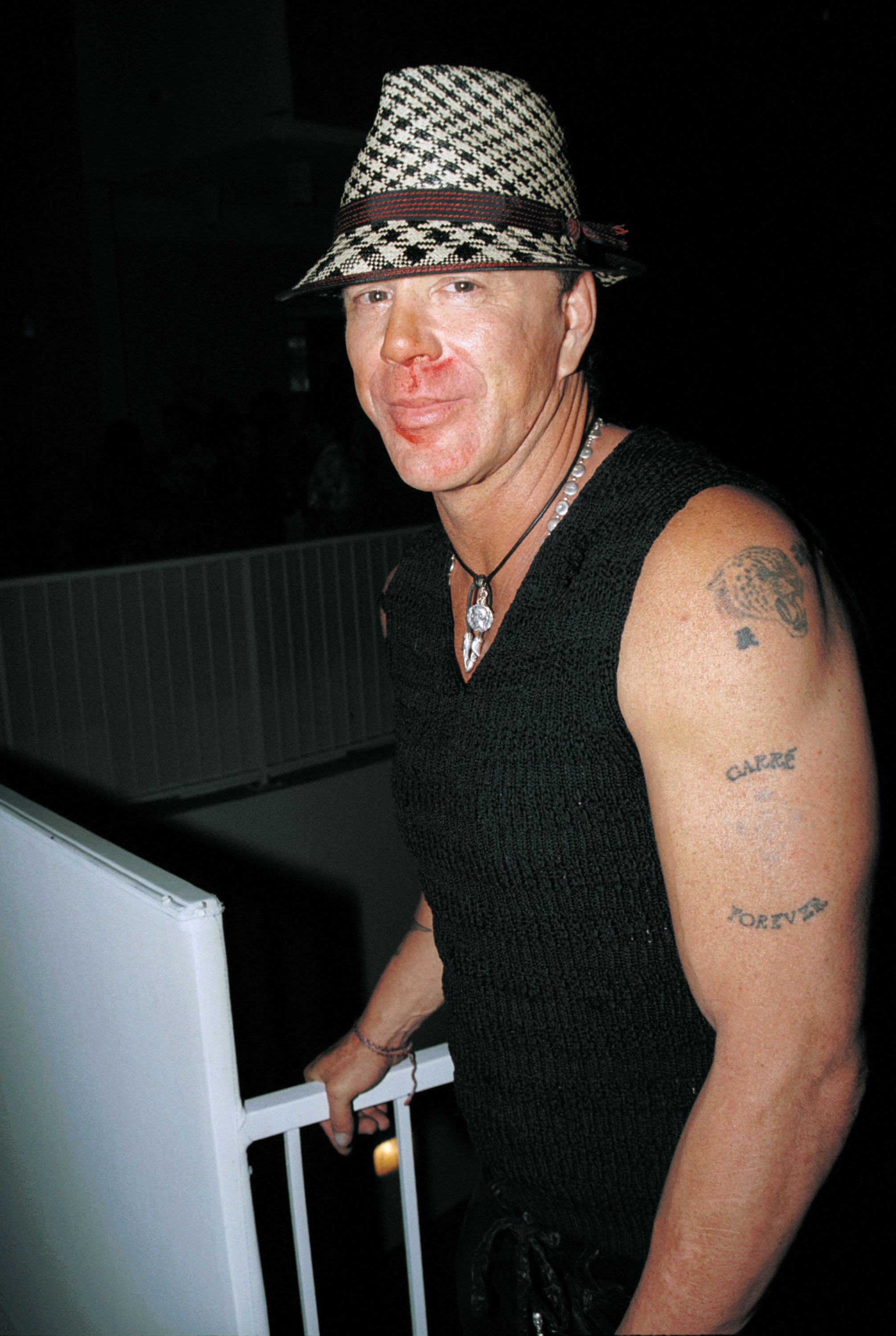 Mickey Rourke en el hotel The Standard el 9 de mayo de 2002 en West Hollywood, California. | Fuente: Getty Images