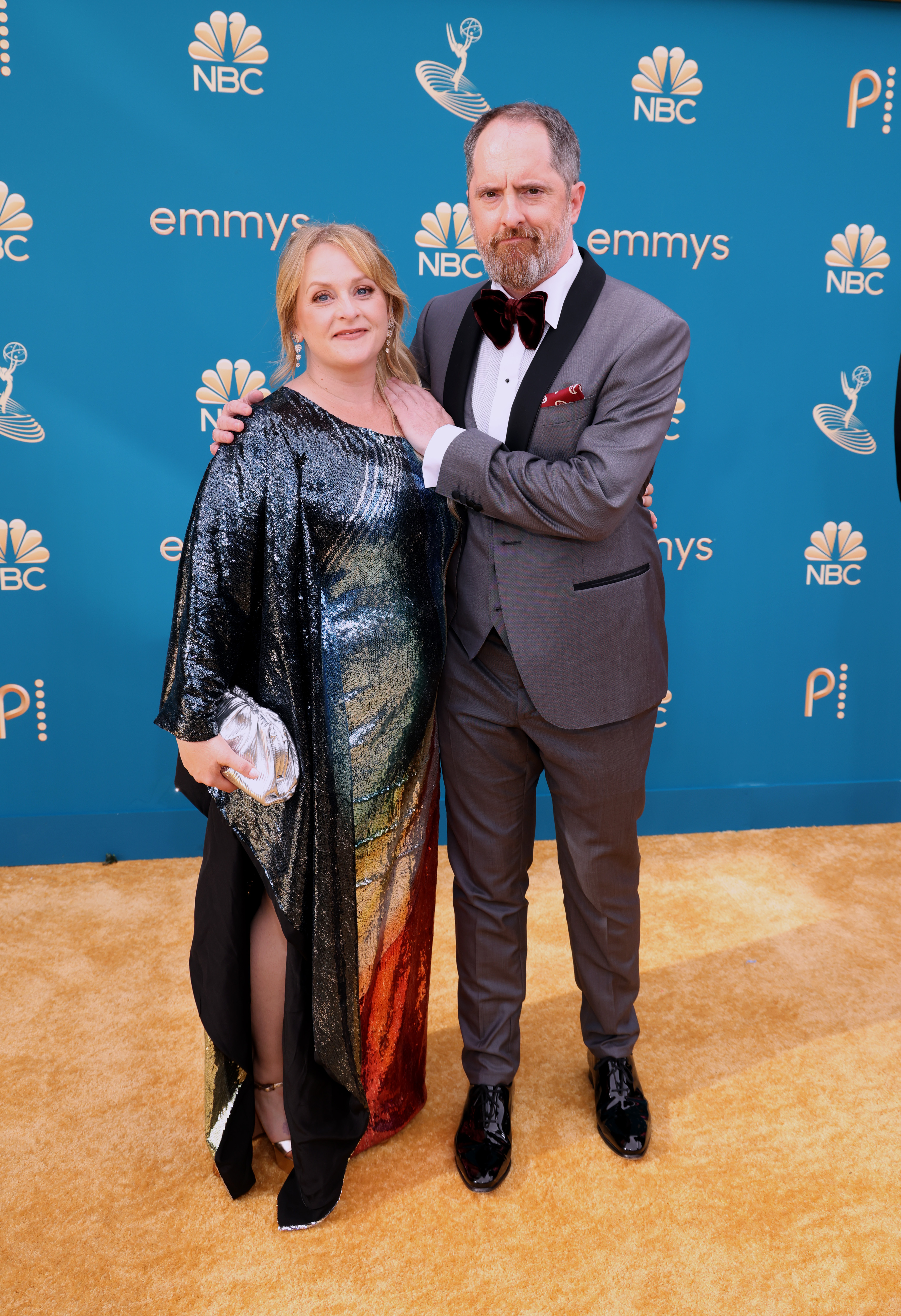 Shannon Nelson y Brendan Hunt llegan a la 74 edición de los Premios Emmy celebrados en el Microsoft Theater el 12 de septiembre de 2022, en Los Ángeles, California. | Foto: Getty Images