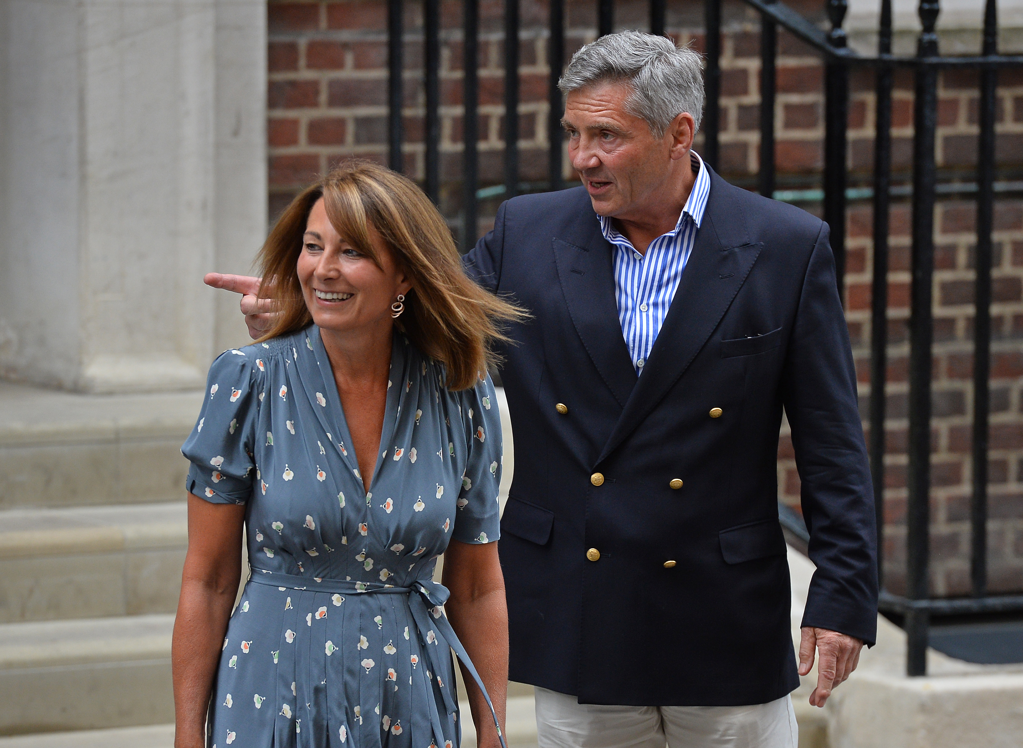 Carole y Michael Middleton saliendo del Hospital St Mary's después de que la princesa de Gales diera a luz en 2013 | Fuente: Getty Images