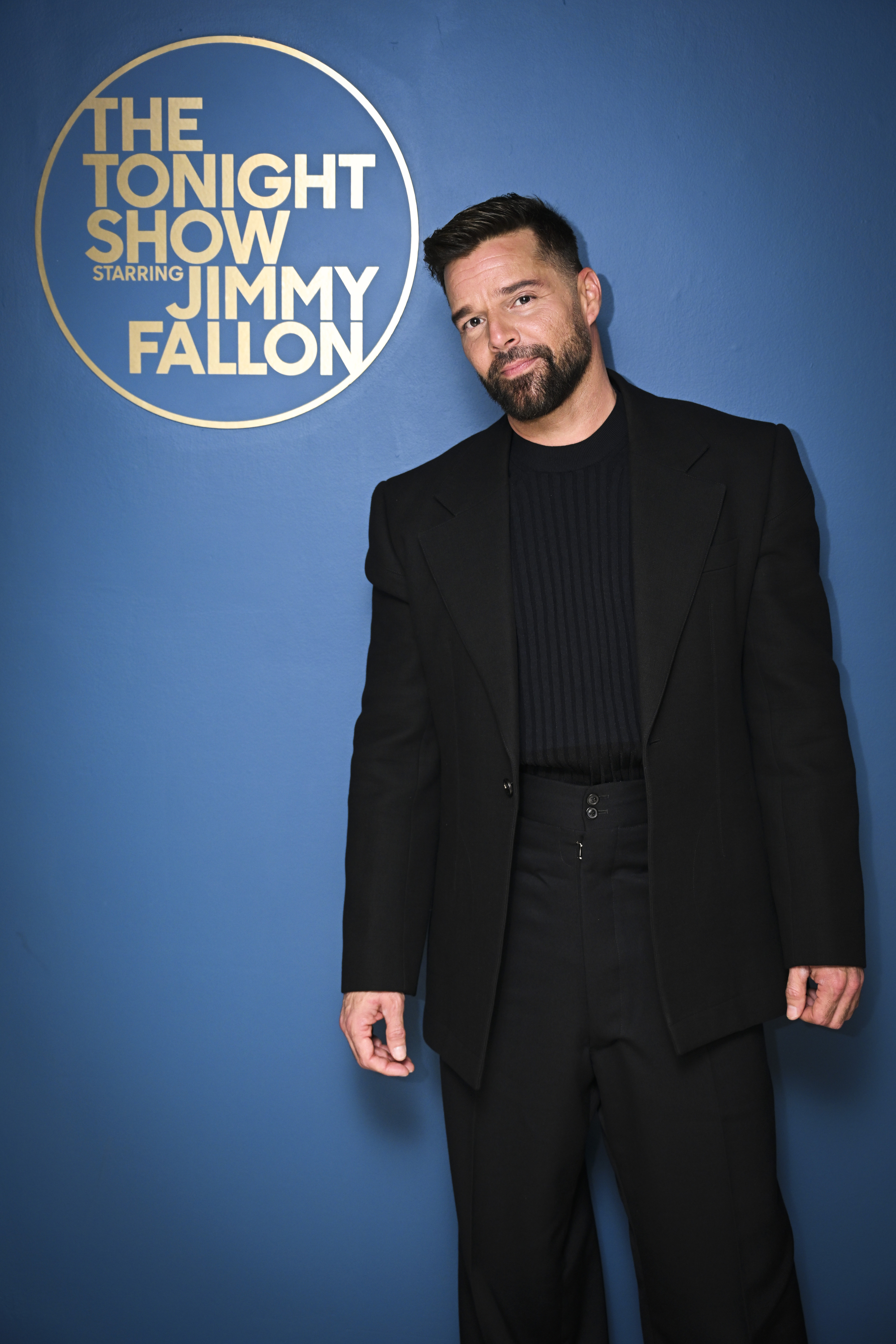 Ricky Martin posa entre bastidores en "The Tonight Show Starring Jimmy Fallon" el jueves 7 de marzo de 2024 | Fuente: Getty Images