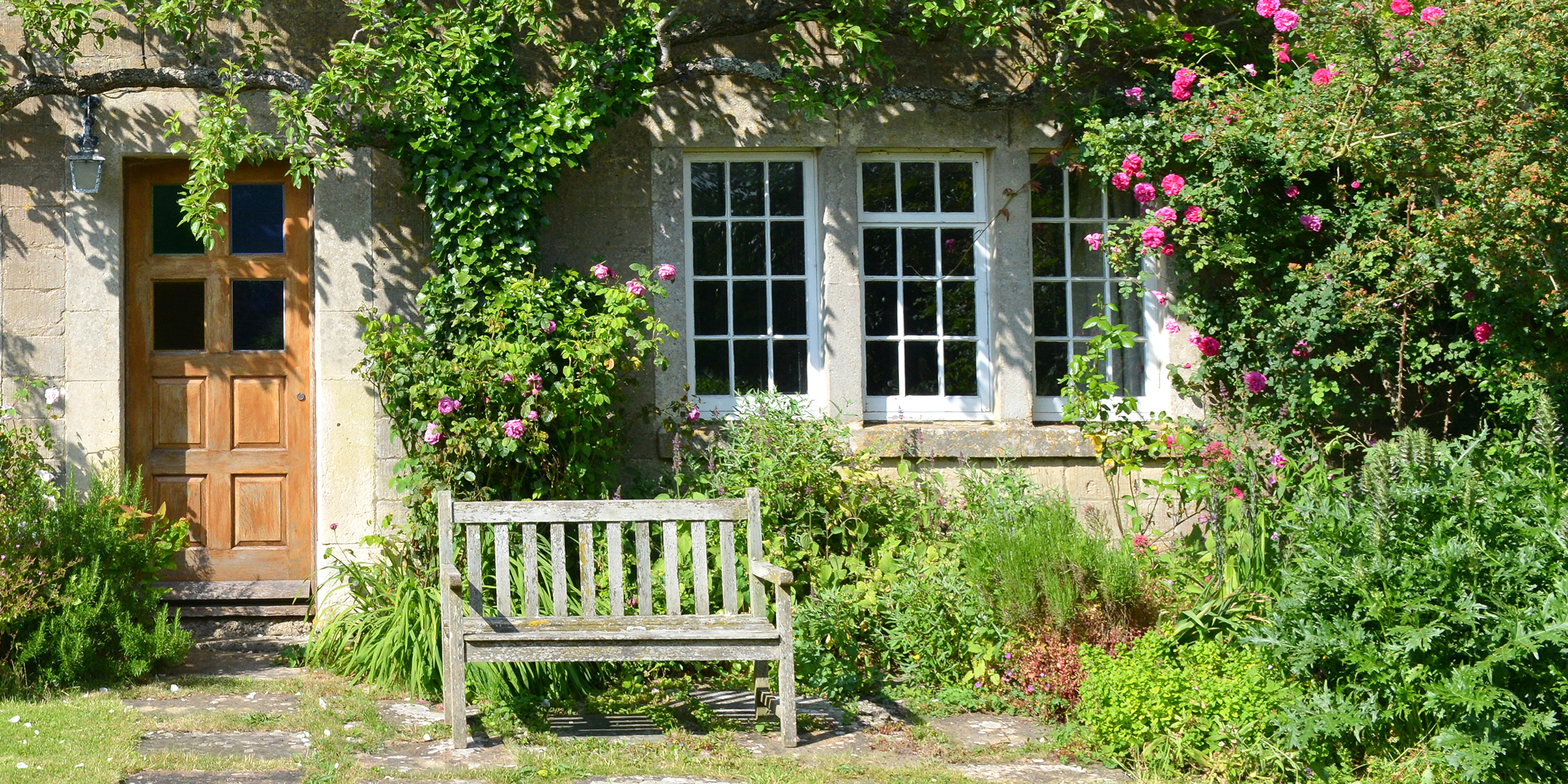 Un jardín en el exterior de una casa | Fuente: Shutterstock