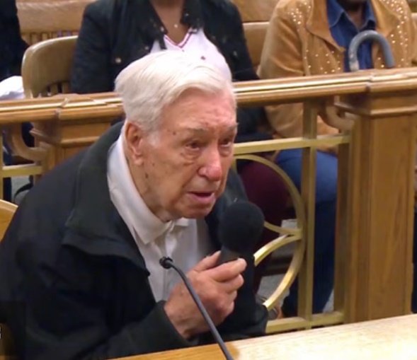 Víctor Coella explica al juez lo sucedido. | Foto: YouTube/Caught In Providence