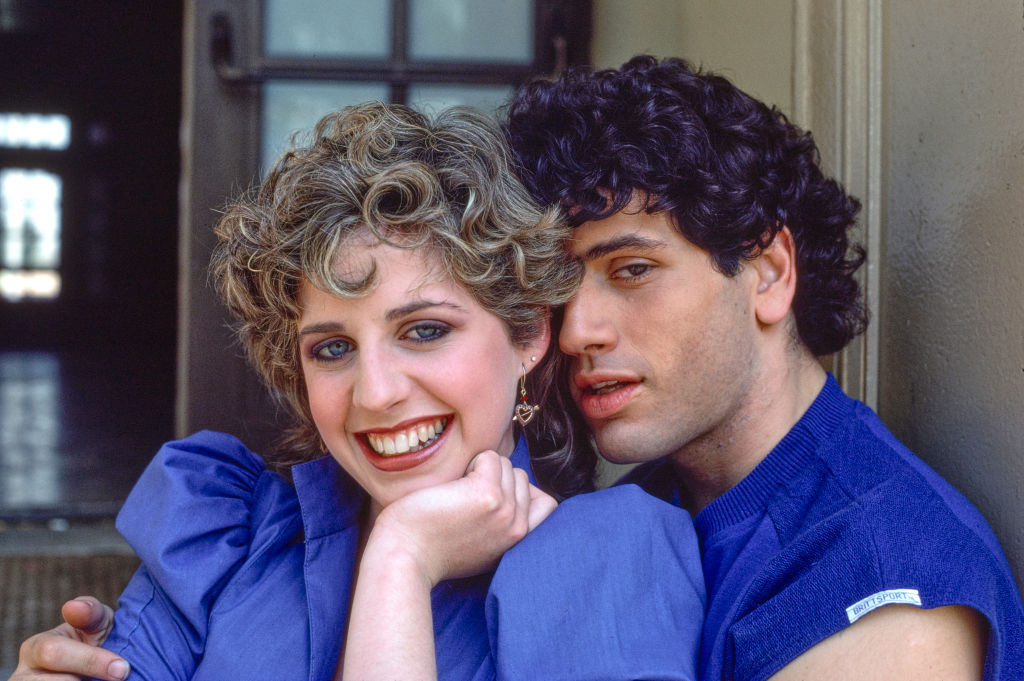 Tracy Nelson y Jon Caliri en el plató de "Square Pegs" en 1982 | Fuente: Getty Images