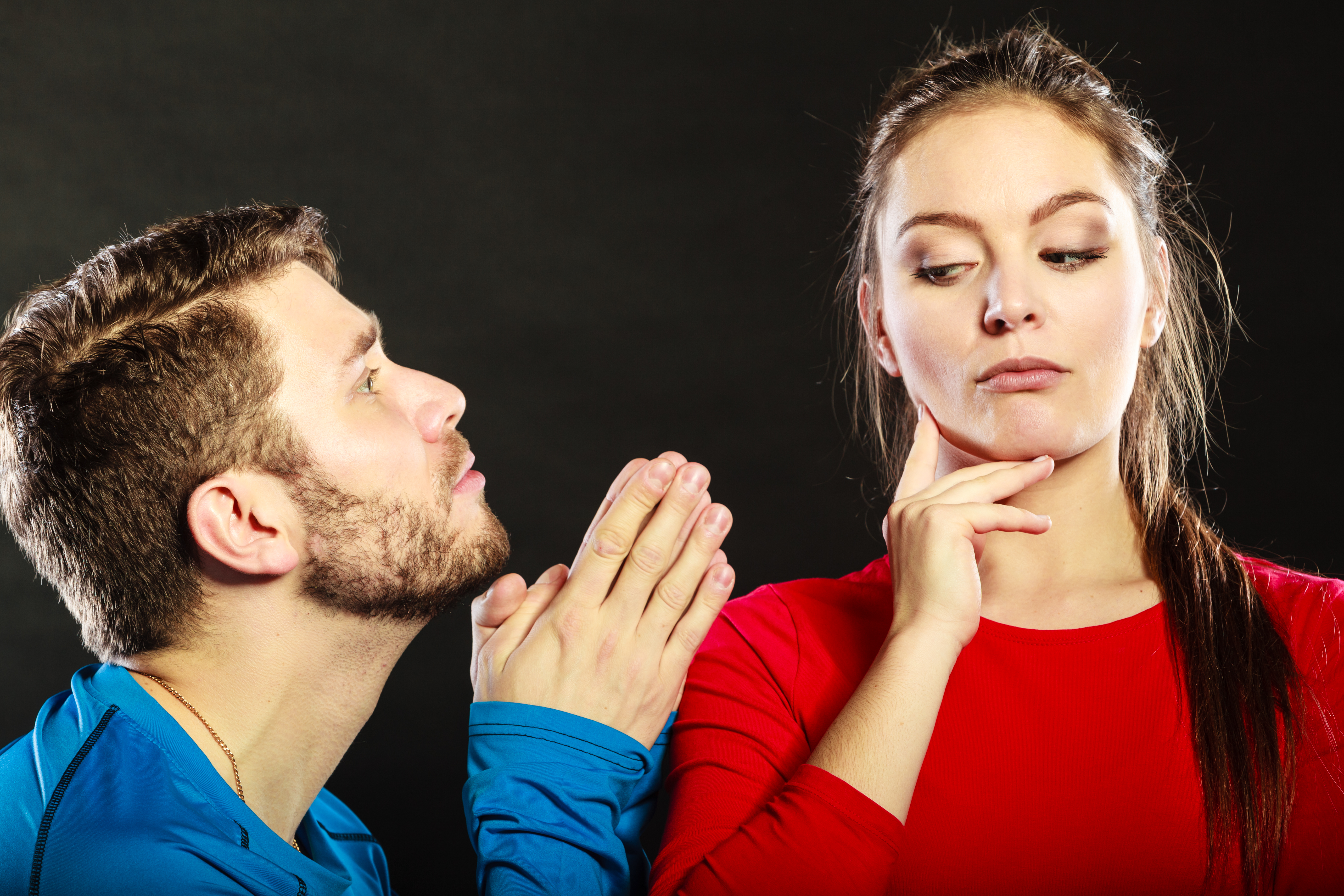 Un hombre suplicando a una mujer implacable | Fuente: Getty Images