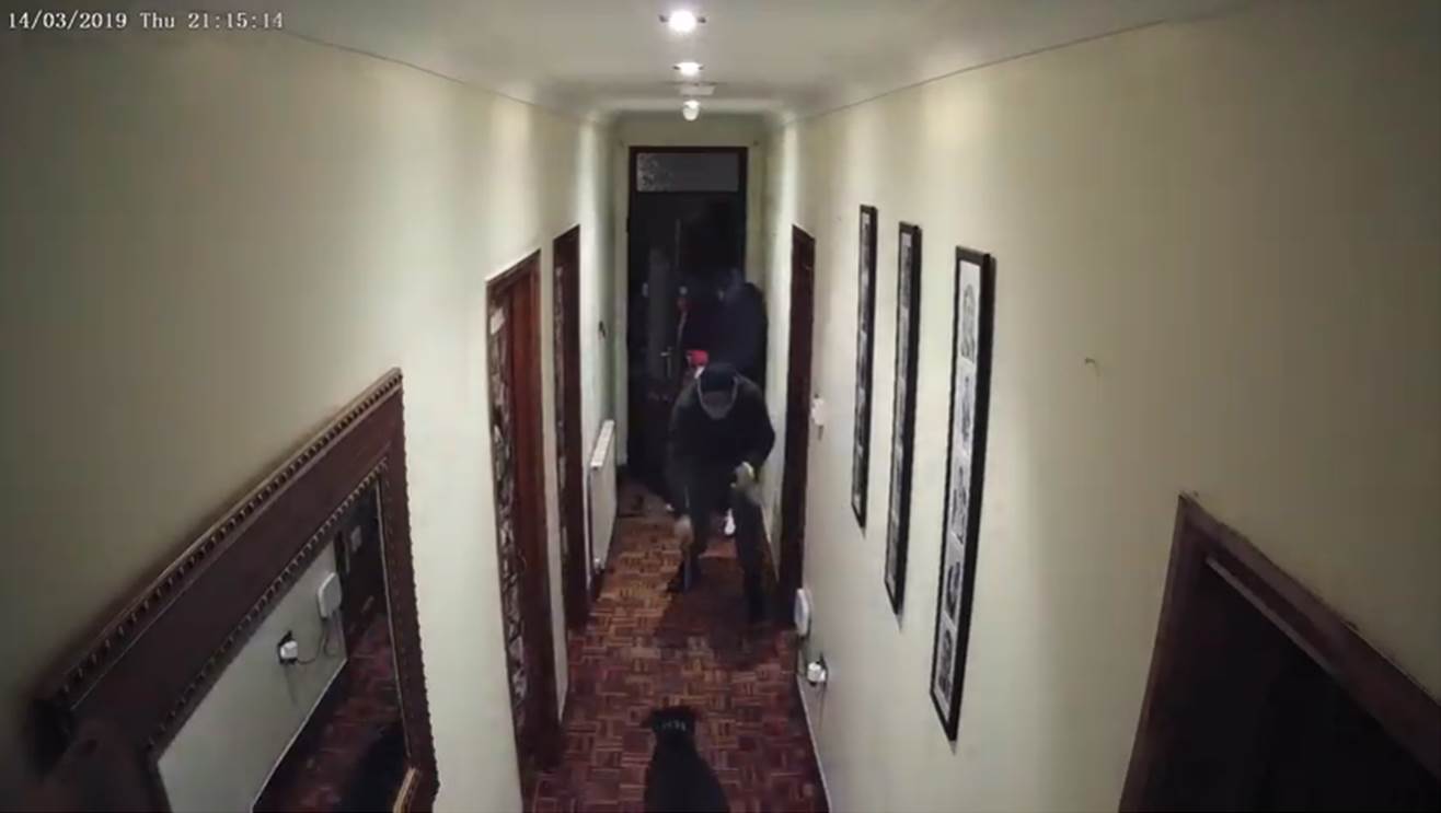 Ladrones huyen de perro. | Foto: YouTube/Surrey Police