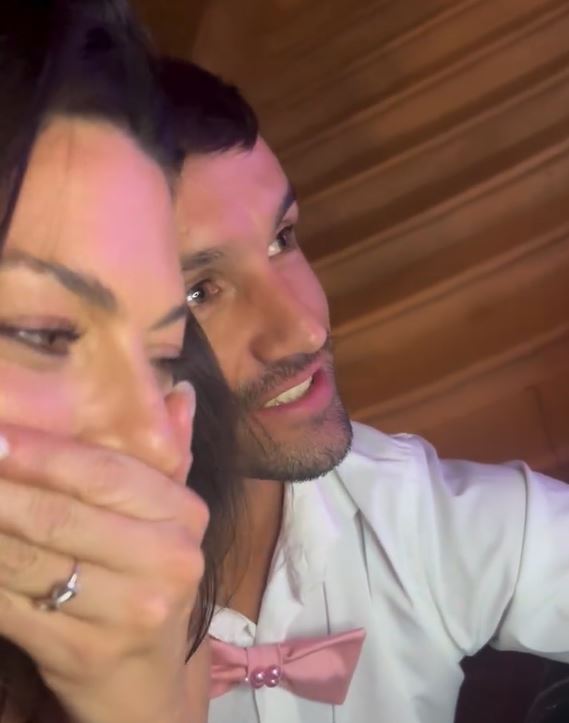 Sofía "Jujuy" Jiménez se sorprende ante el gesto de su pareja, Gustavo Qüerio Hormaechea | Fuente: Instagram/sofijuok