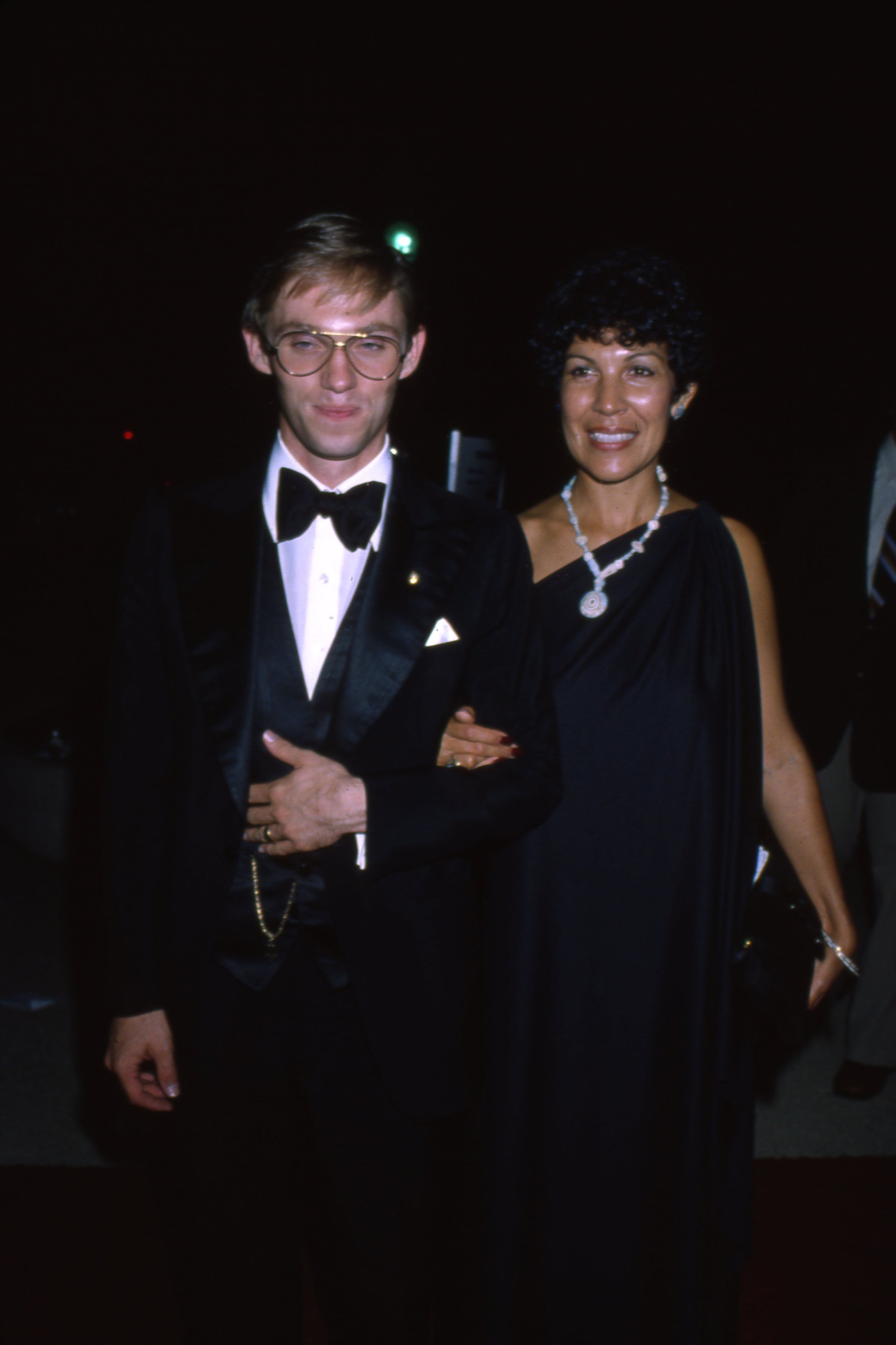 Richard Thomas y su primera esposa fotografiados en Los Ángeles, California, hacia 1980 | Fuente: Getty Images