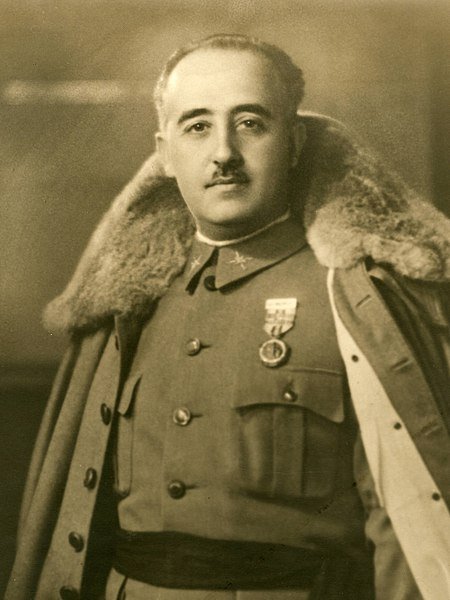 Fotografía de Francisco Franco con capote de invierno tomada en 1930. | Foto: Wikipedia