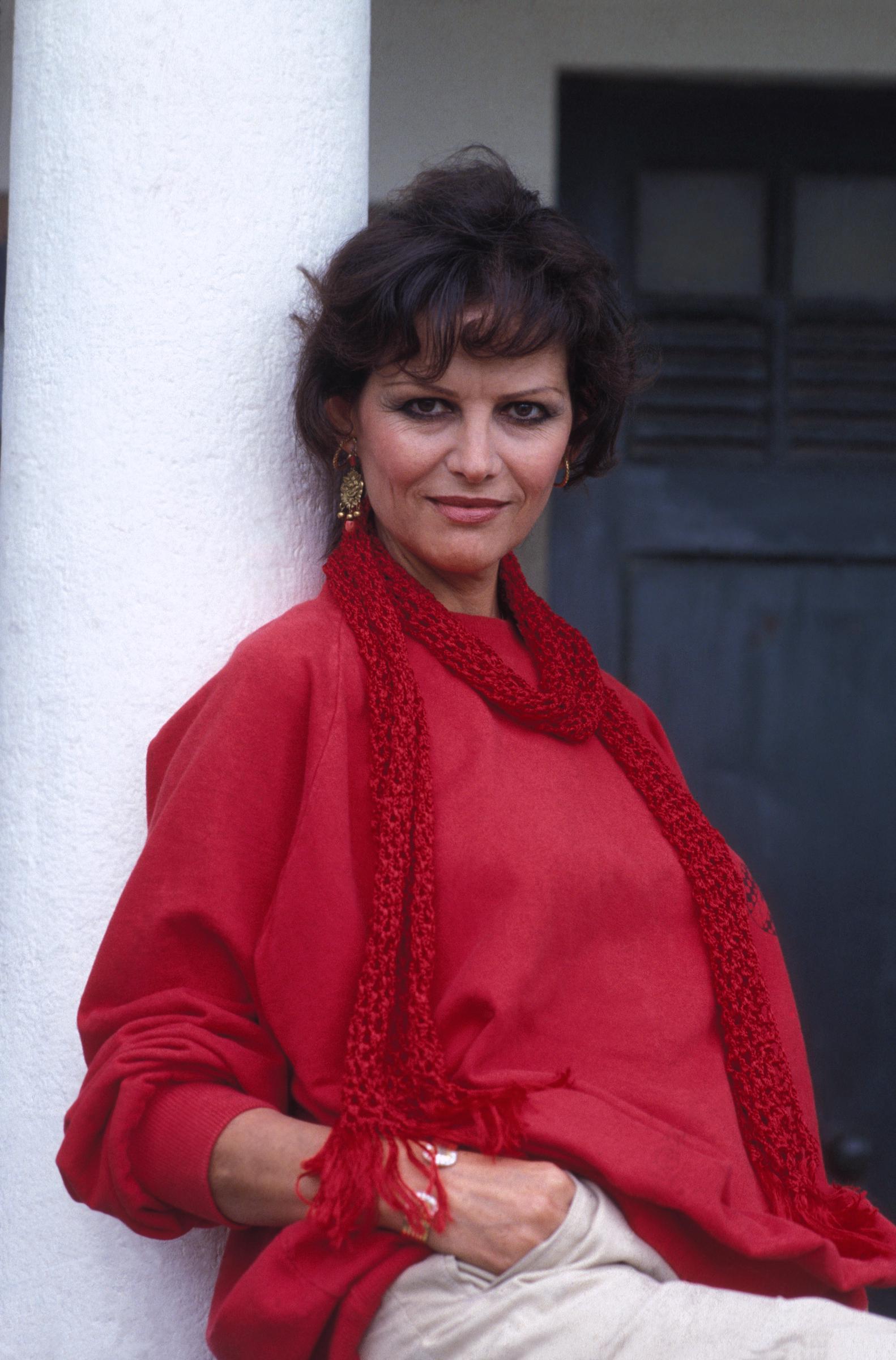 Claudia Cardinale fotografiada en el Festival de Deauville el 1 de enero de 1983, en Francia. | Fuente: Getty Images