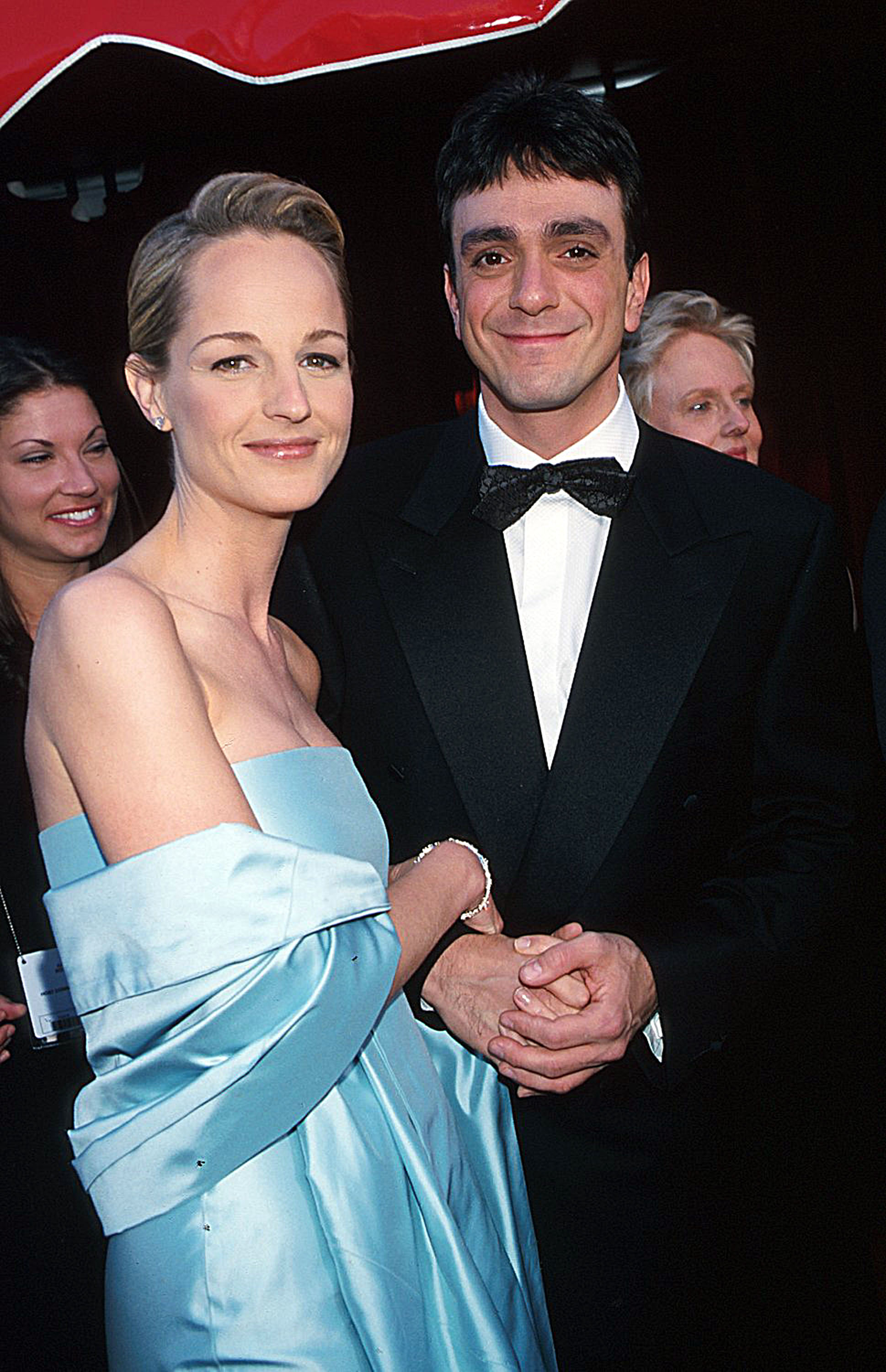 Helen Hunt y Hank Azaria en la alfombra roja de los 70 Premios Anuales de la Academia en Los Ángeles, California, el 23 de marzo de 1998 | Fuente: Getty Images