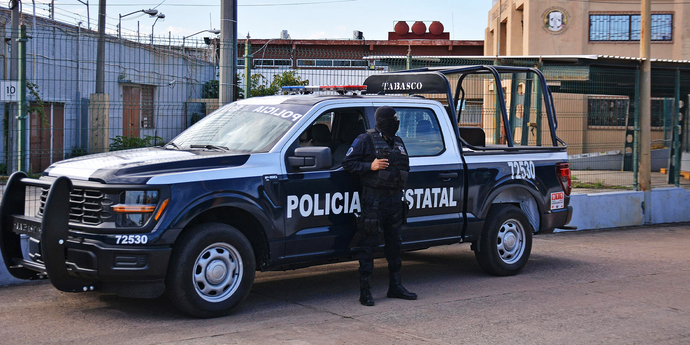 Policía junto a una patrulla | Fuente: Getty Images
