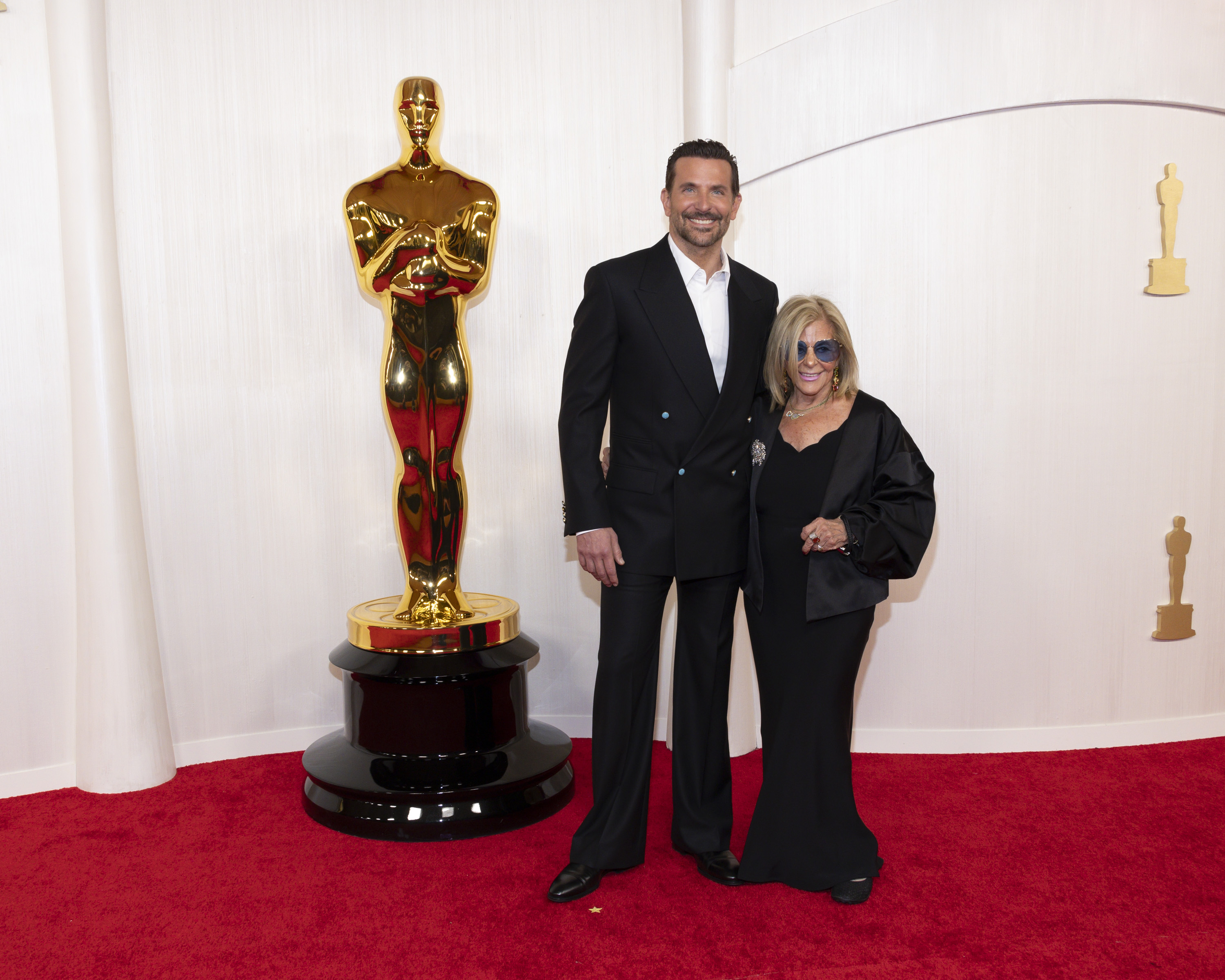 Bradley Cooper y Gloria Campano en la 96 edición de los Premios Oscar | Foto: Getty Images