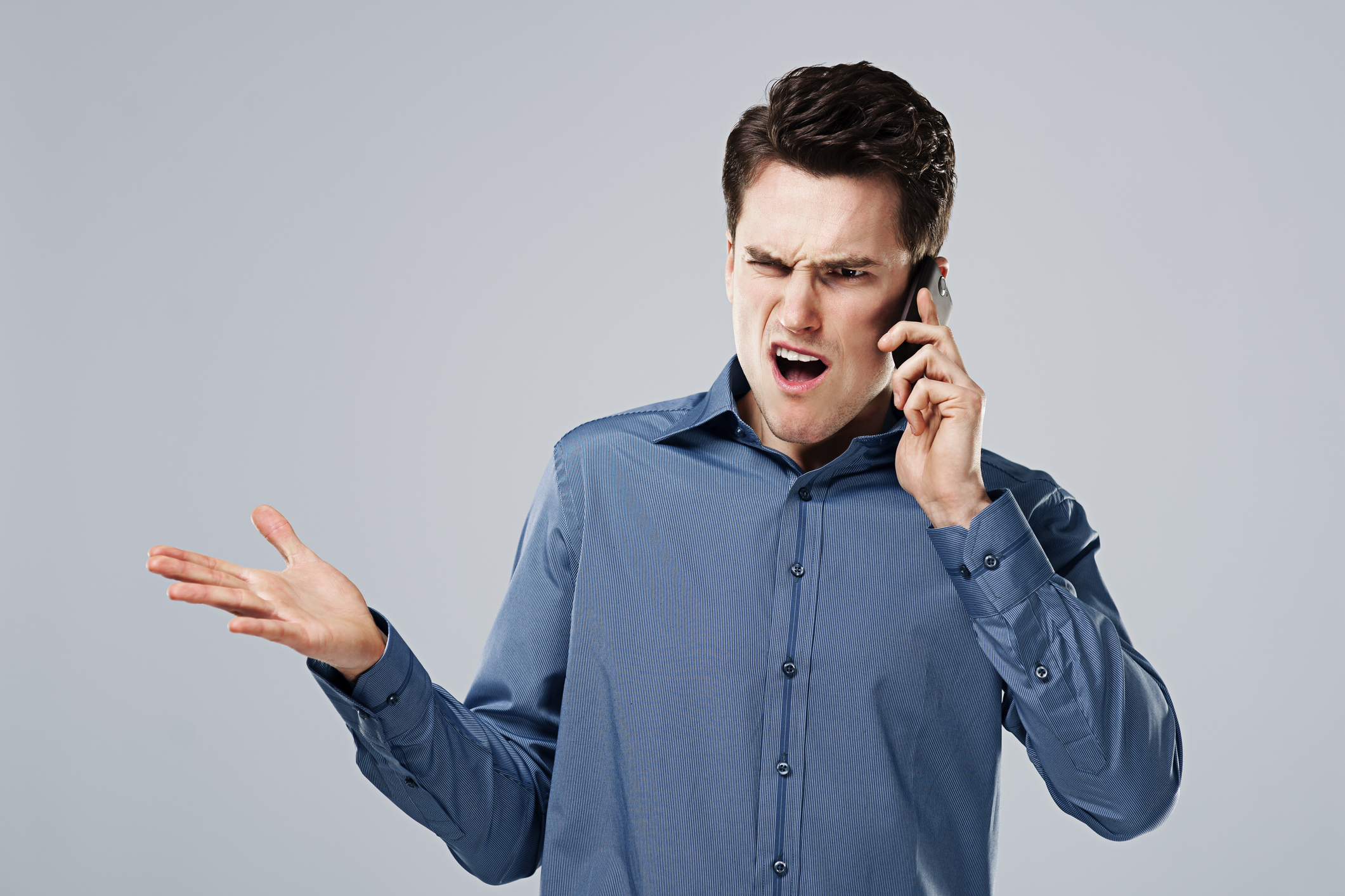 Hombre enfadándose por teléfono | Fuente: Getty Images
