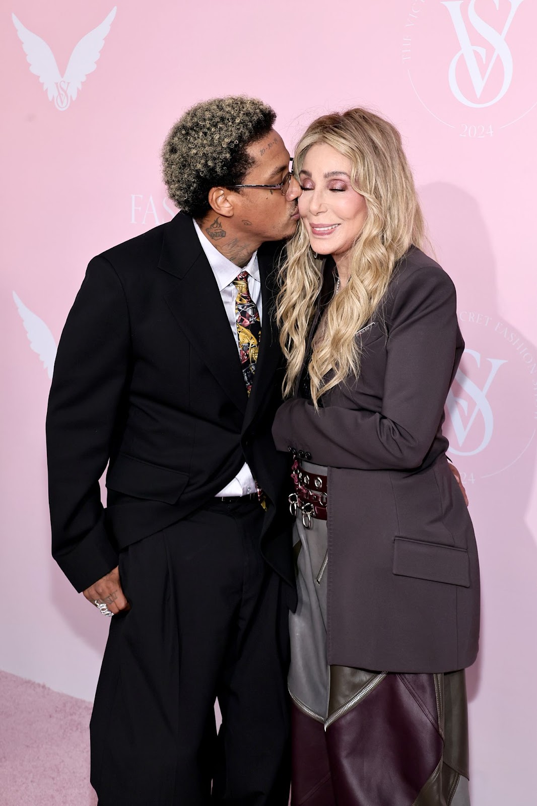 Alexander "AE" Edwards y Cher en el Victoria's Secret 2024 Fashion Show el 15 de octubre en Brooklyn, Nueva York | Fuente: Getty Images