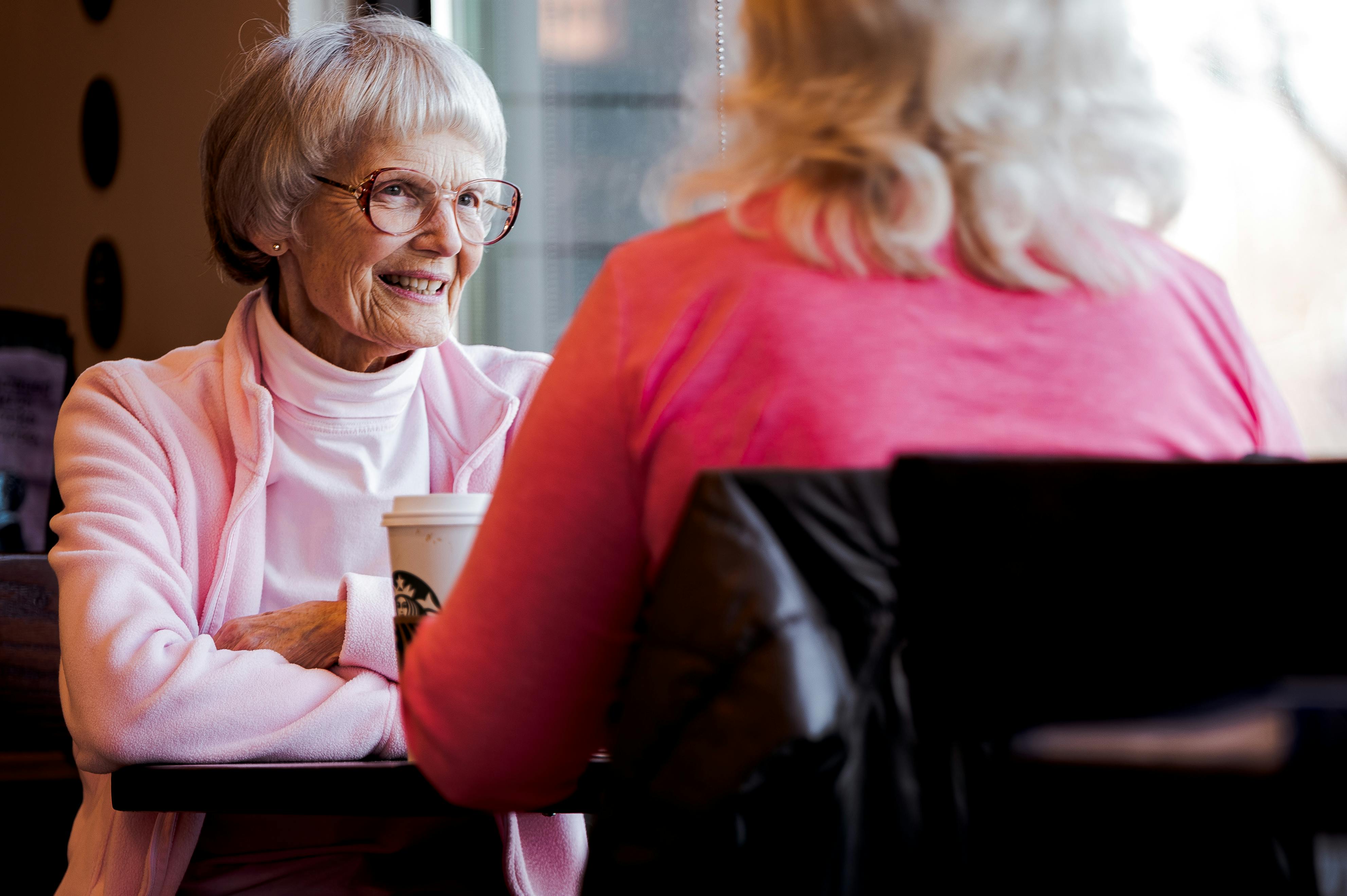 Una anciana en una cafetería | Fuente: Pexels